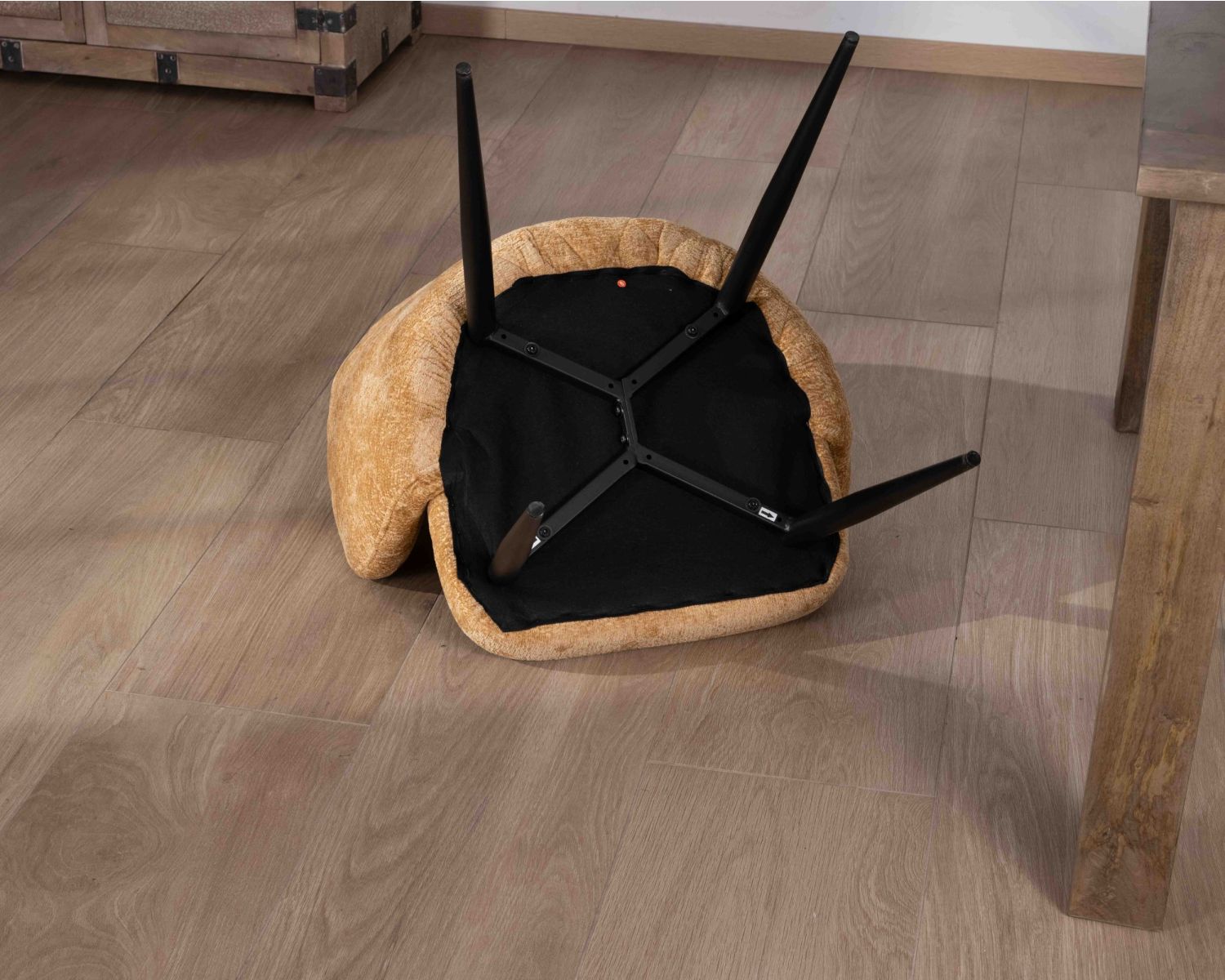 Lot de 2 chaises enveloppantes en tissu jaune et pieds métal noirs "Kandy"