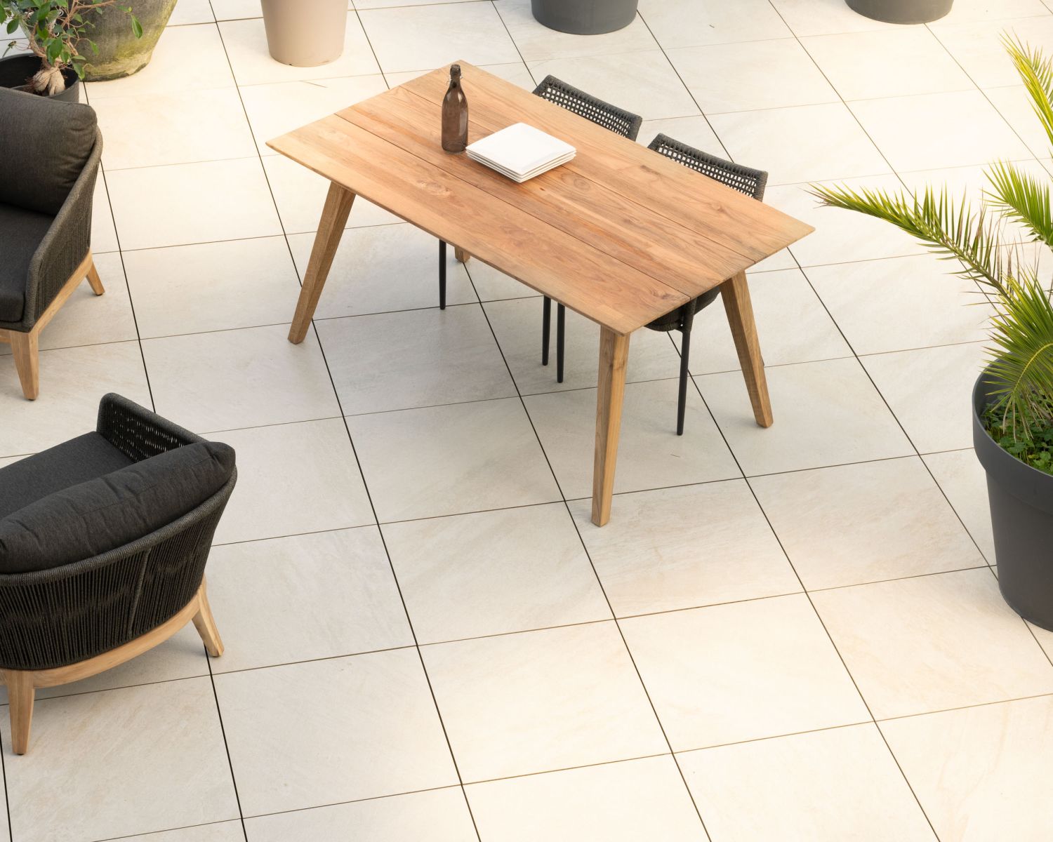Table à manger spécial extérieur 160x90 cm "Tuléo" design épuré et teck recyclé