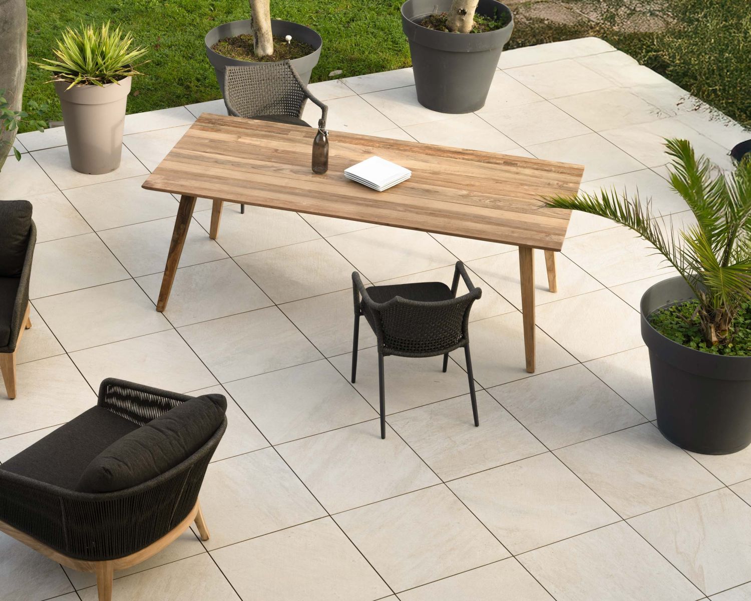 Table à manger spécial extérieur 220x100 cm "Tuléo" design épuré en teck recyclé