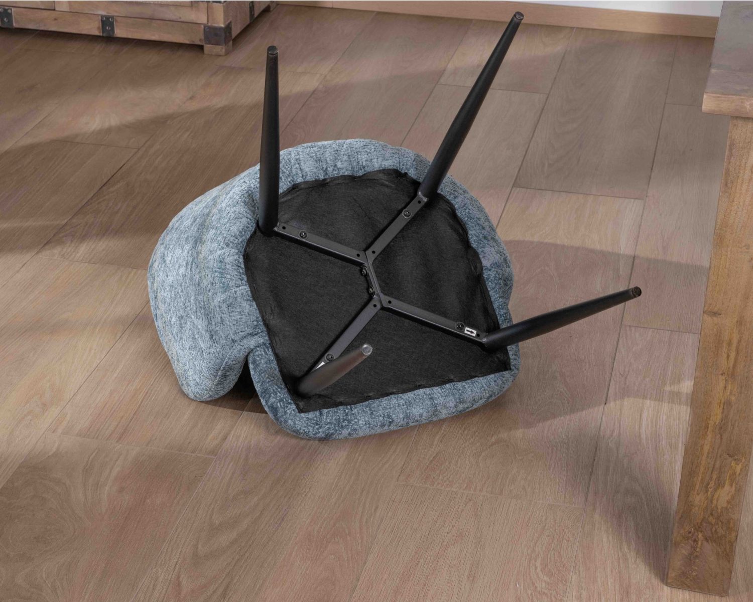 Lot de 2 chaises de repas design en tissu bleu et pieds métal noirs "Kandy"