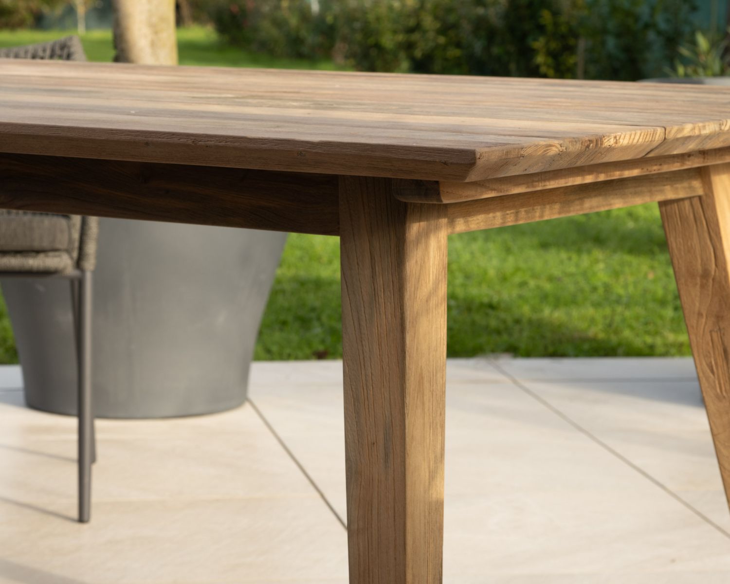 Table à manger spécial extérieur 220x100 cm "Tuléo" design épuré en teck recyclé