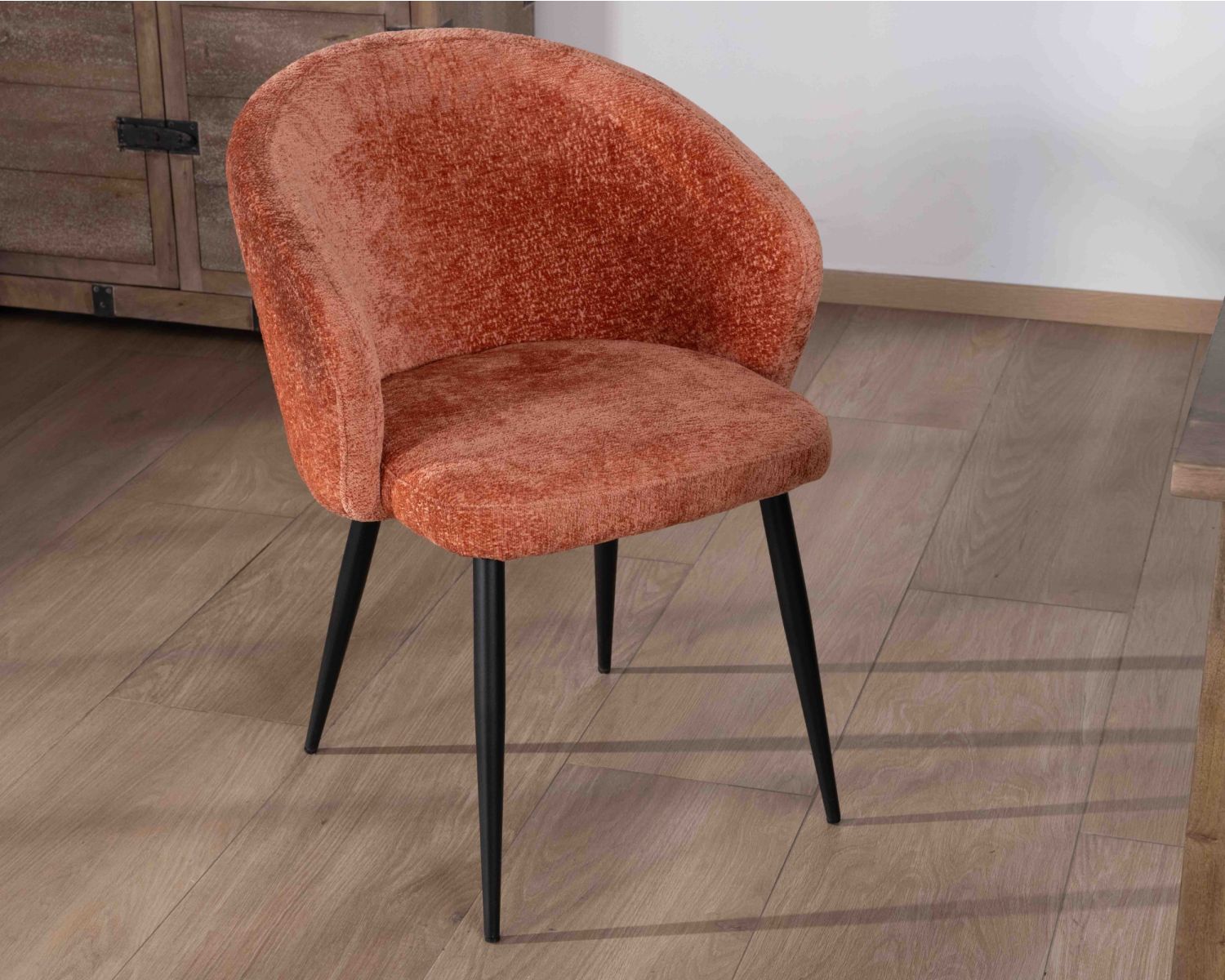 Lot de 2 chaises contemporaines et enveloppantes en tissu bouclé terracotta "Kandy"