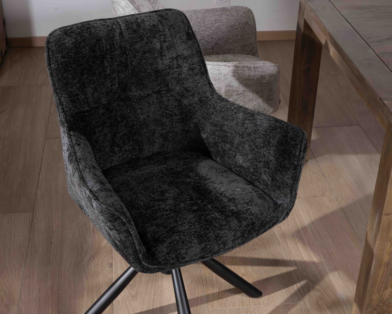 Lot de 2 chaises avec accoudoirs en tissu noir et pied métal pivotant "Ewing"
