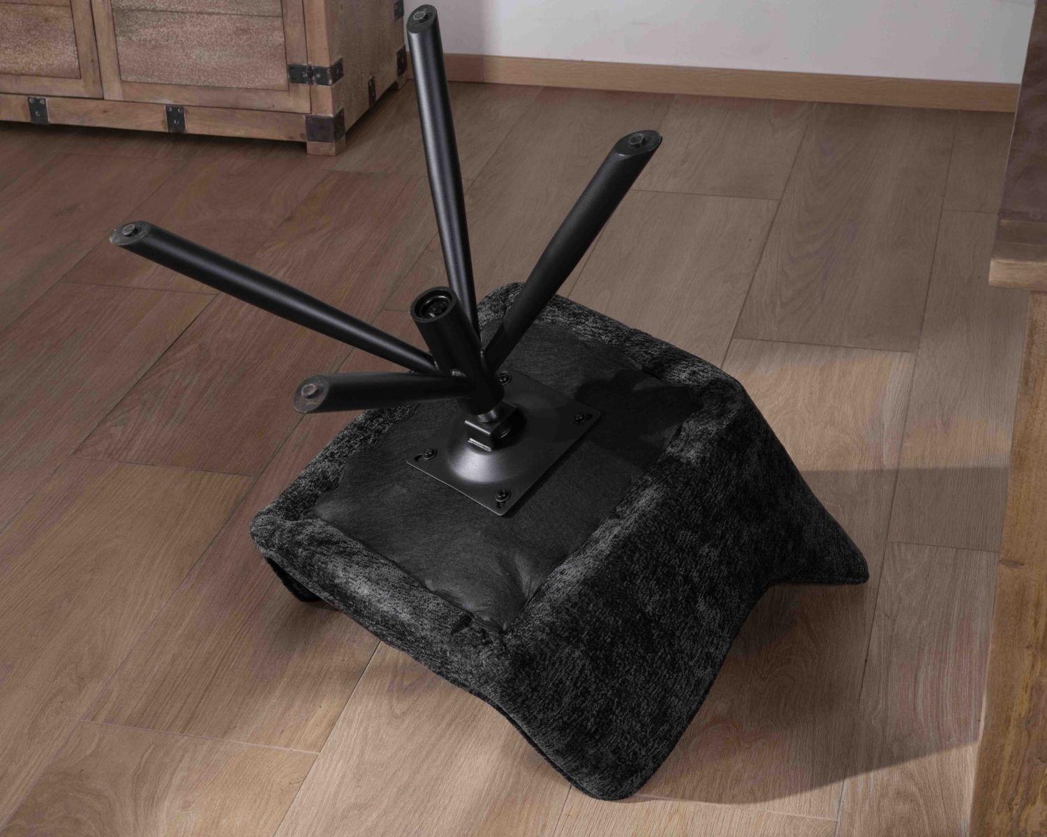 Lot de 2 chaises avec accoudoirs en tissu noir et pied métal pivotant "Ewing"