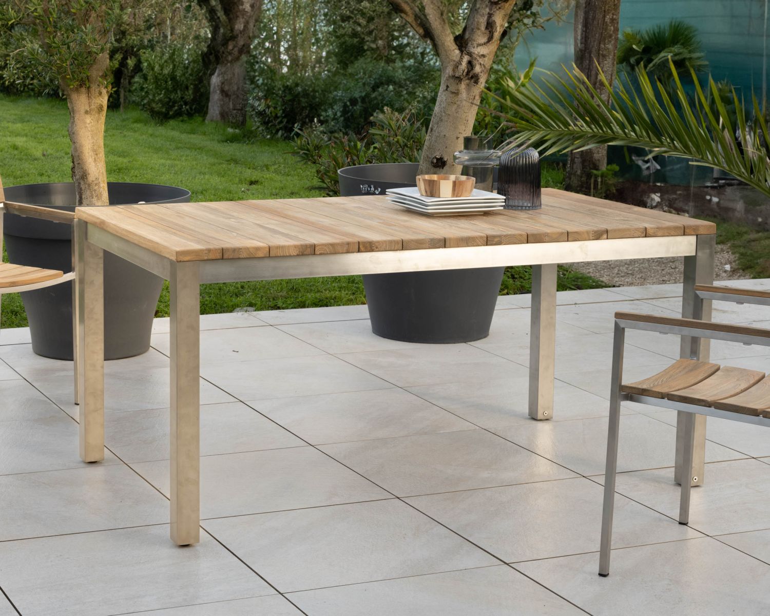 Table de jardin extensible 160 à 220 cm design contemporain "Melta" en teck et acier inoxydable