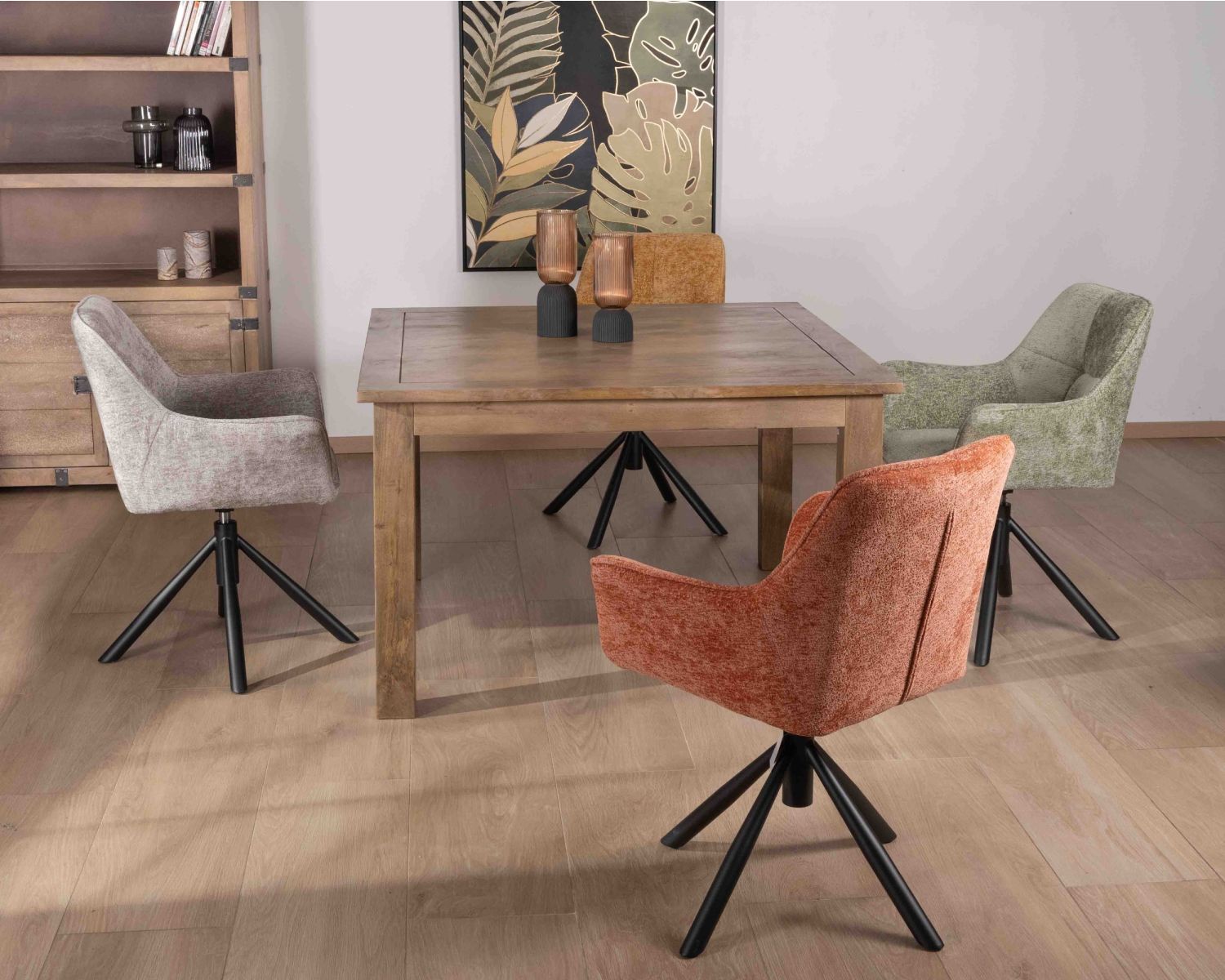 Lot de 2 chaises en tissu vert "Ewing" avec accoudoirs et pied métal rotatif