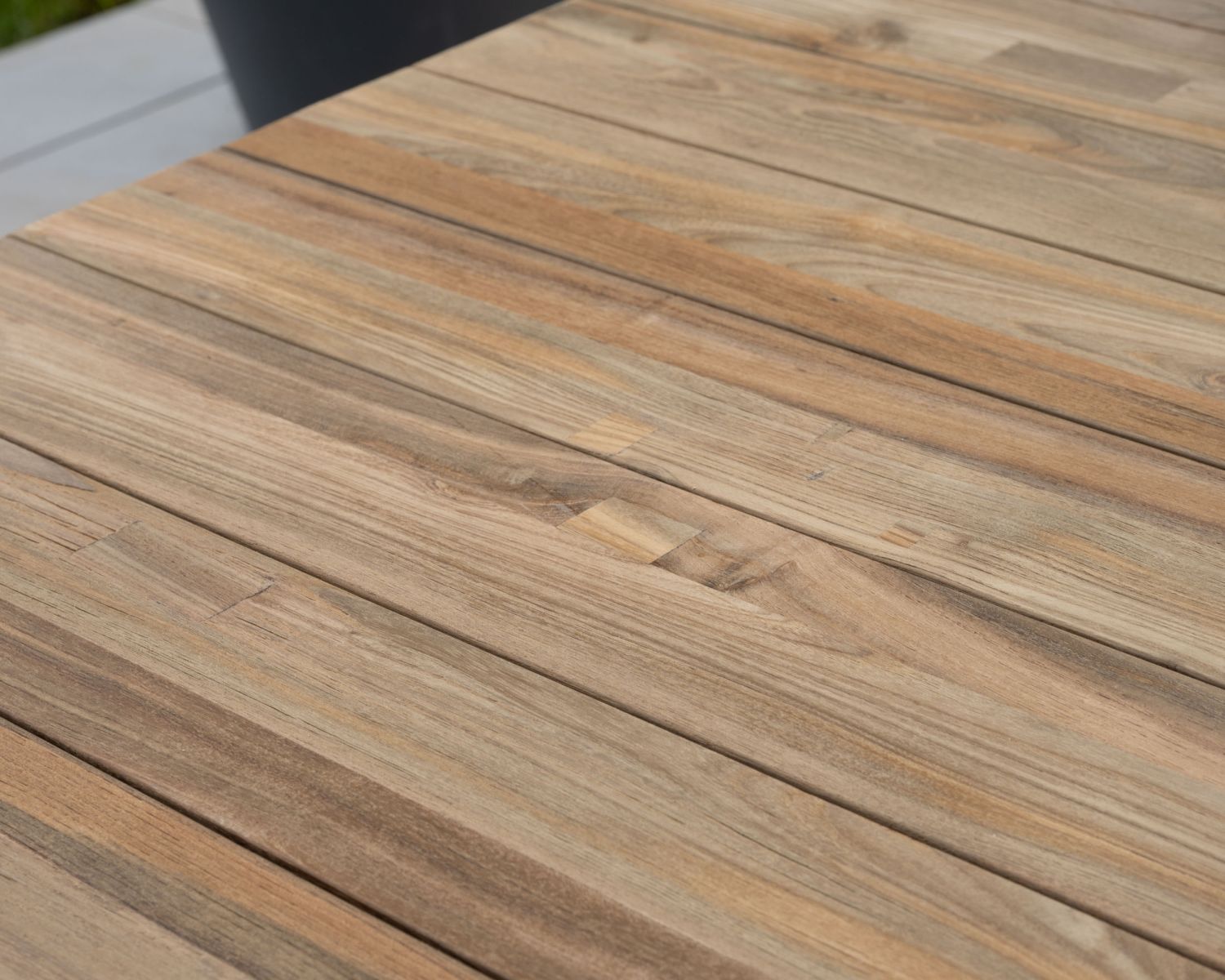 Grande table de jardin en teck 220 à 300 cm avec allonges centrales "Hélios" pieds croix aluminium noir