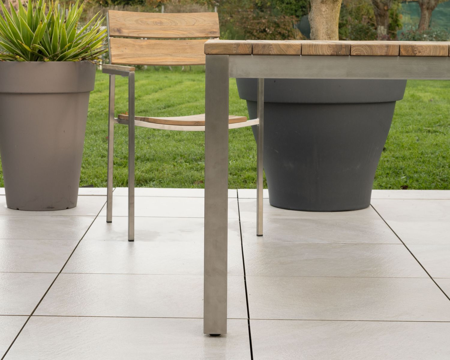 Table de jardin extensible 160 à 220 cm design contemporain "Melta" en teck et acier inoxydable