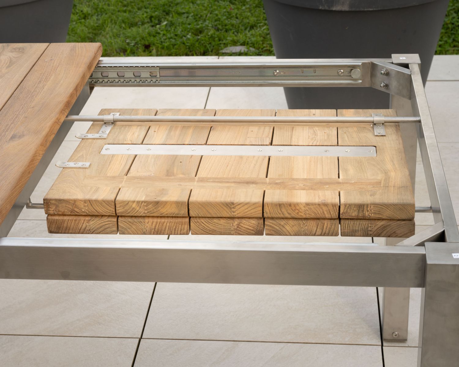 Grande table de jardin extensible et contemporaine en teck et inox "Melta" 180 à 260 cm