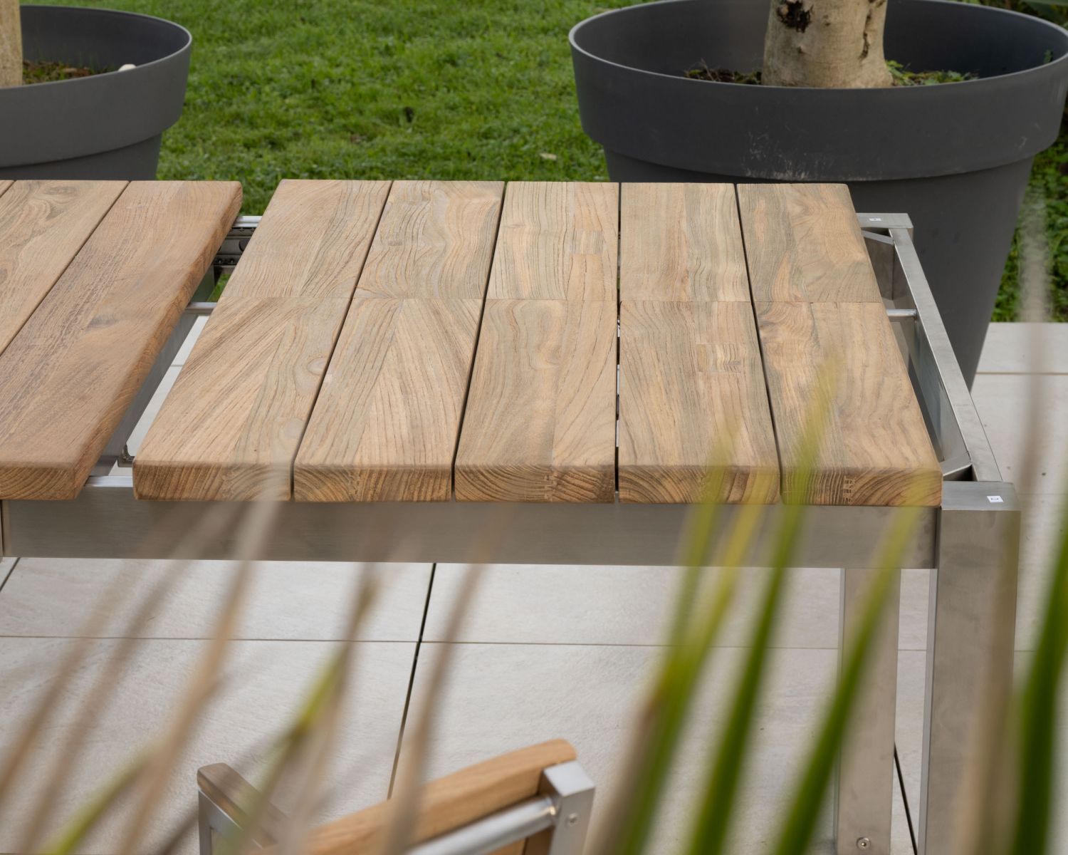 Grande table de jardin extensible et contemporaine en teck et inox "Melta" 180 à 260 cm
