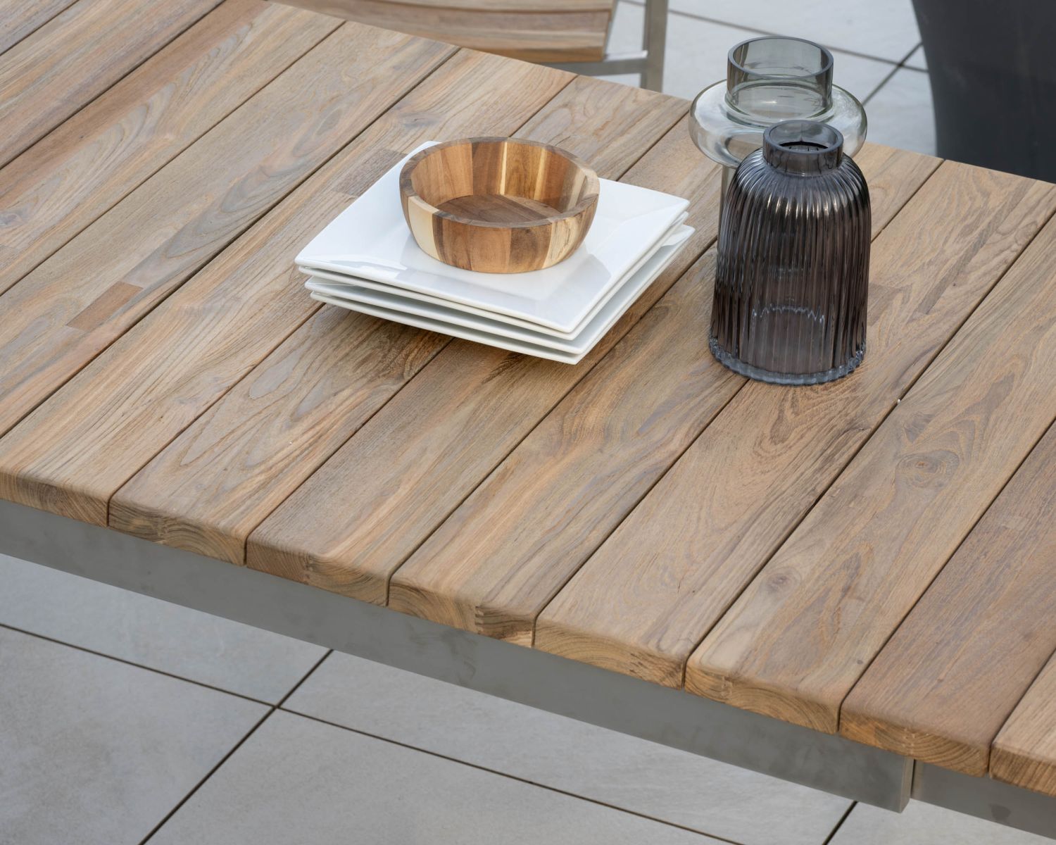 Grande table de jardin extensible et contemporaine en teck et inox "Melta" 180 à 260 cm