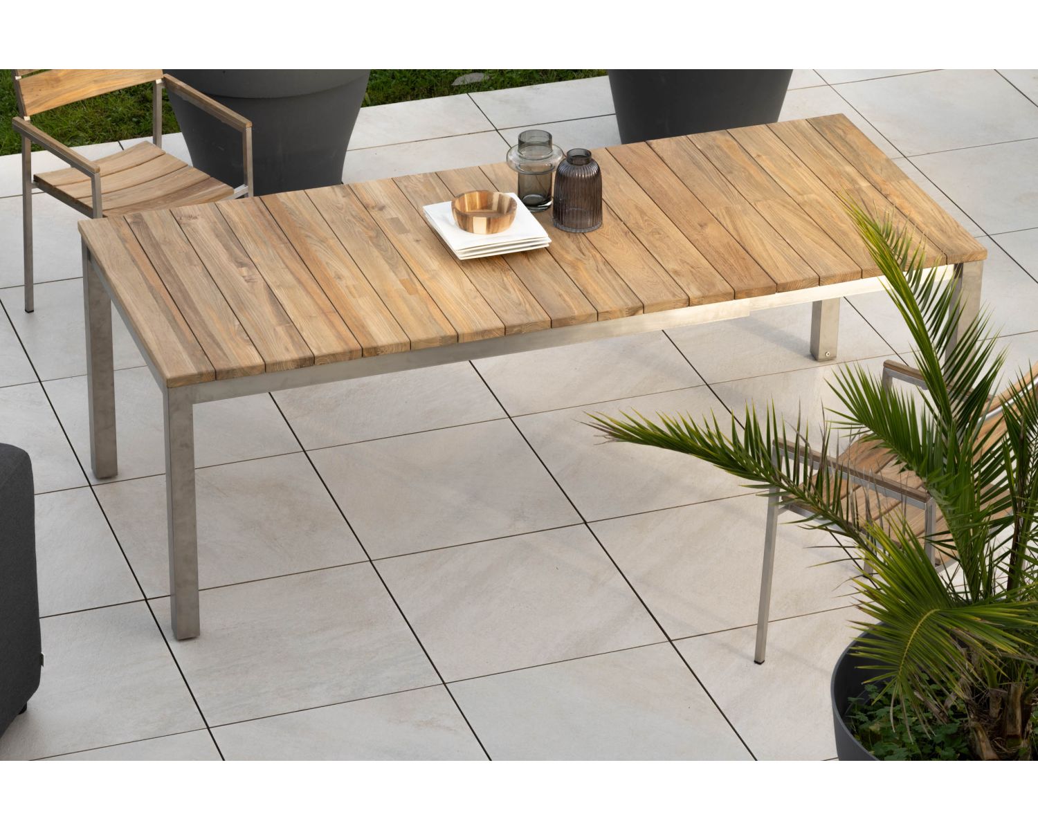 Grande table de jardin extensible et contemporaine en teck et inox "Melta" 180 à 260 cm