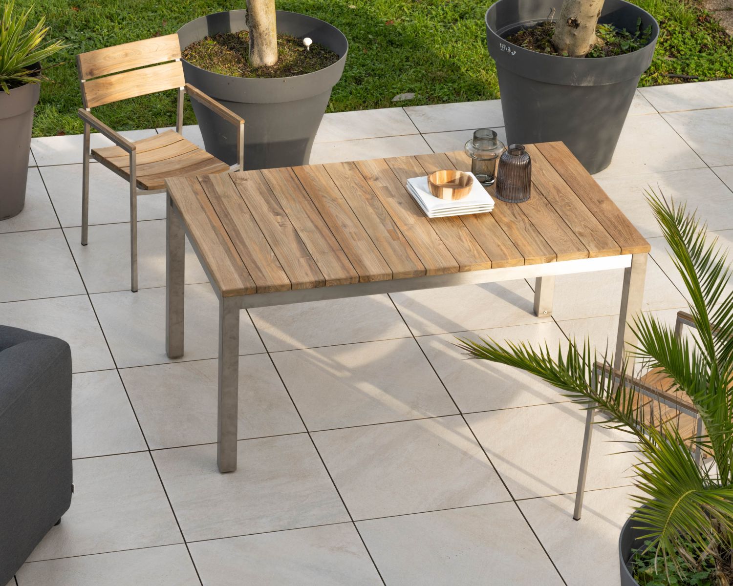 Table de jardin extensible 160 à 220 cm design contemporain "Melta" en teck et acier inoxydable