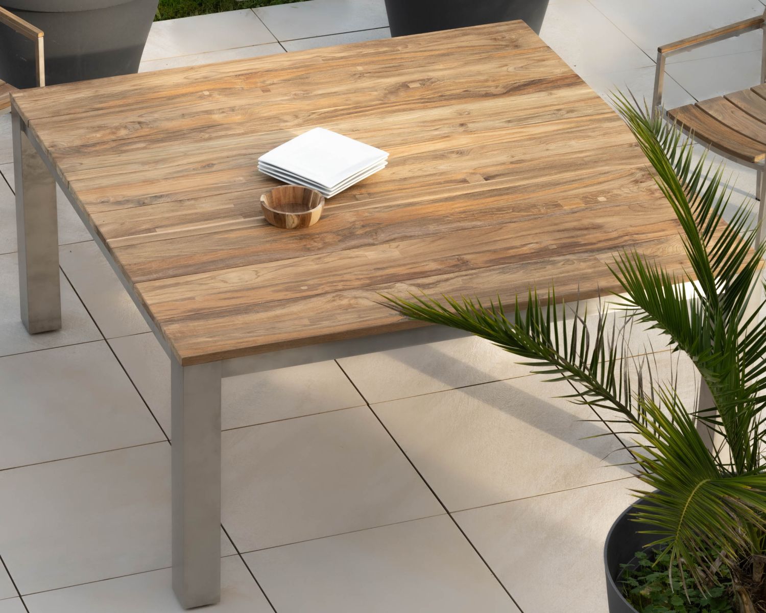 Table de jardin carrée 160 cm en teck "Melta" pieds métal gris inox