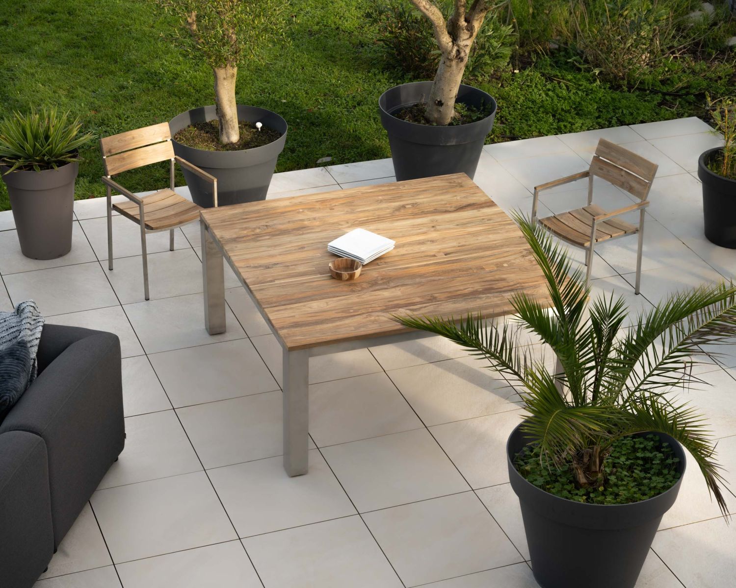 Table de jardin carrée 160 cm en teck "Melta" pieds métal gris inox