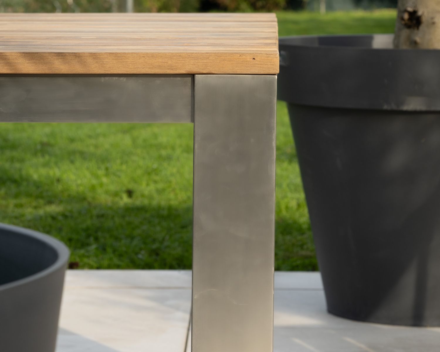 Table de jardin carrée 160 cm en teck "Melta" pieds métal gris inox