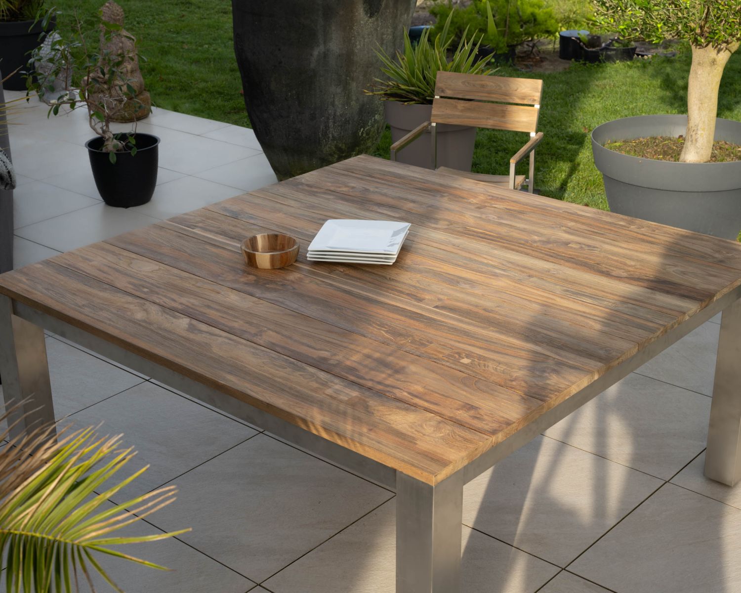 Table de jardin carrée 160 cm en teck "Melta" pieds métal gris inox