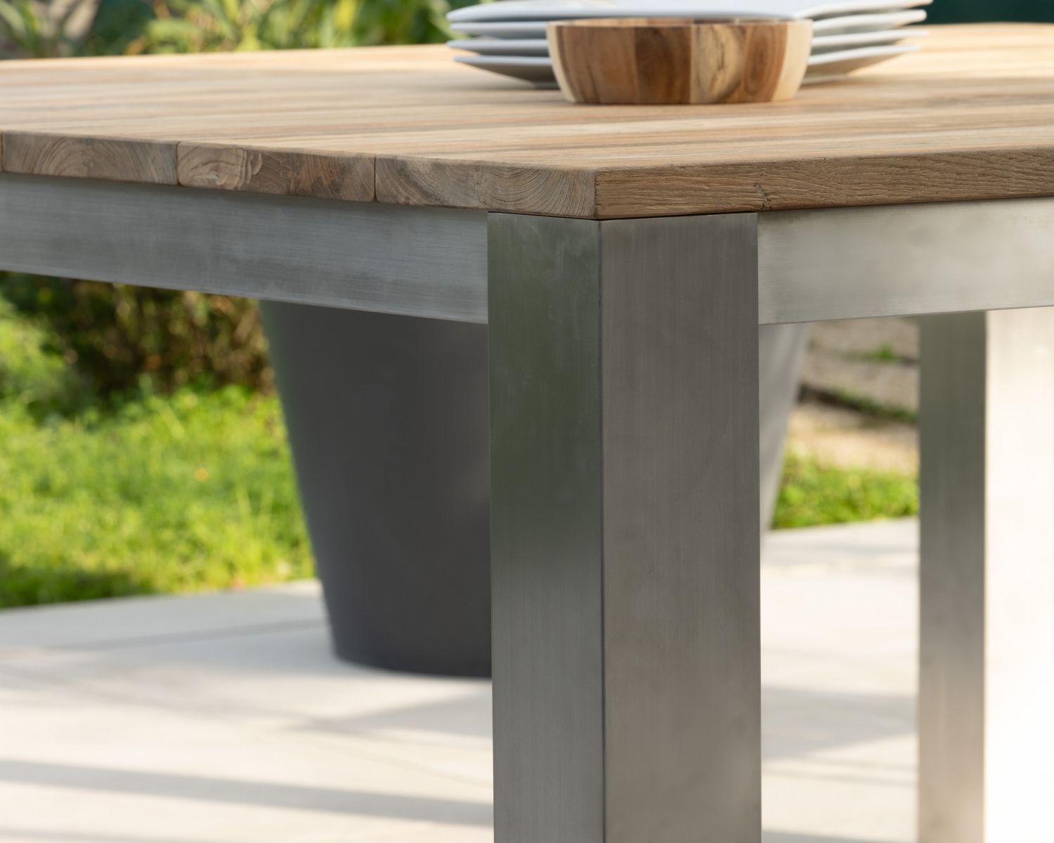 Table de jardin carrée 160 cm en teck "Melta" pieds métal gris inox