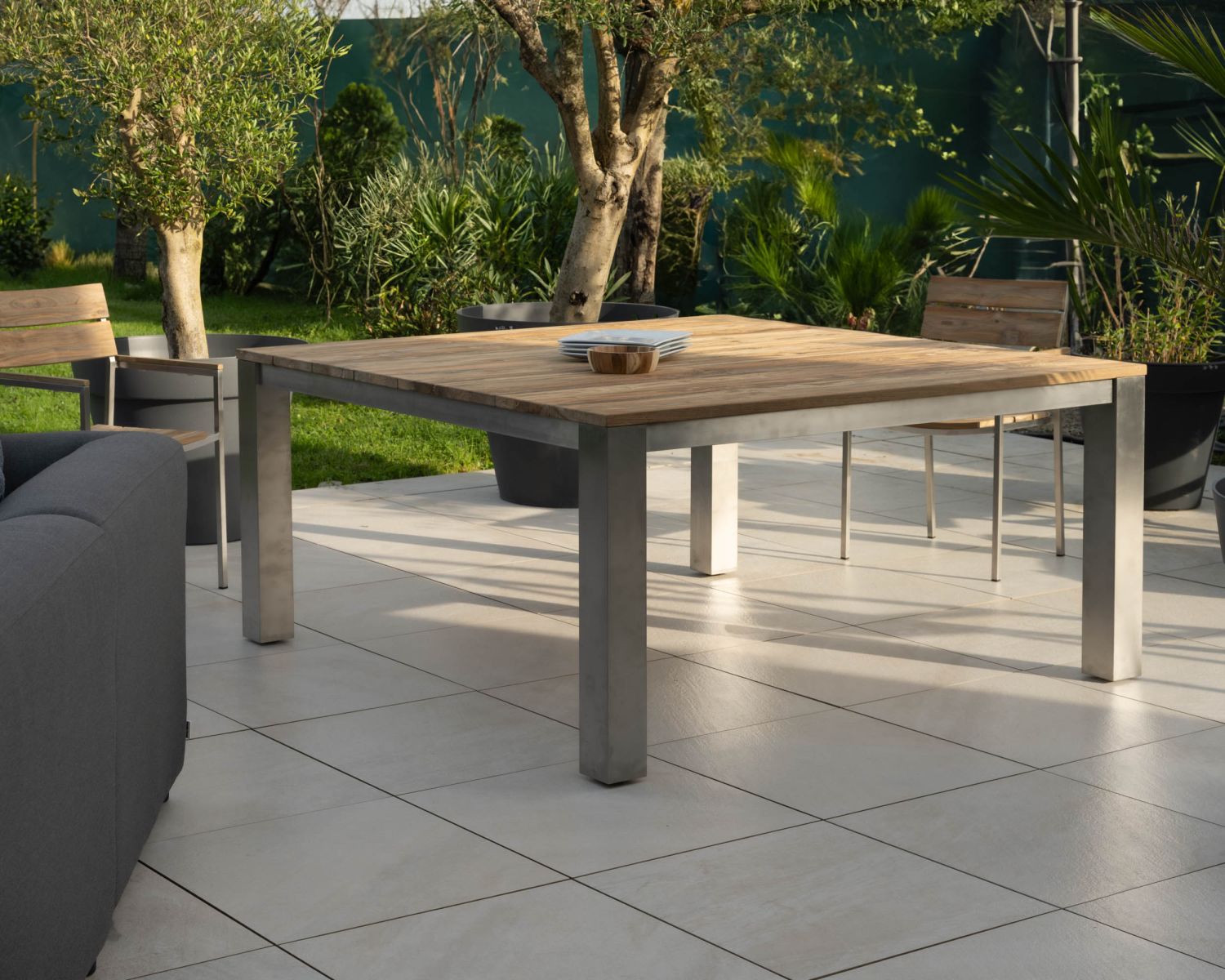 Table de jardin carrée 160 cm en teck "Melta" pieds métal gris inox