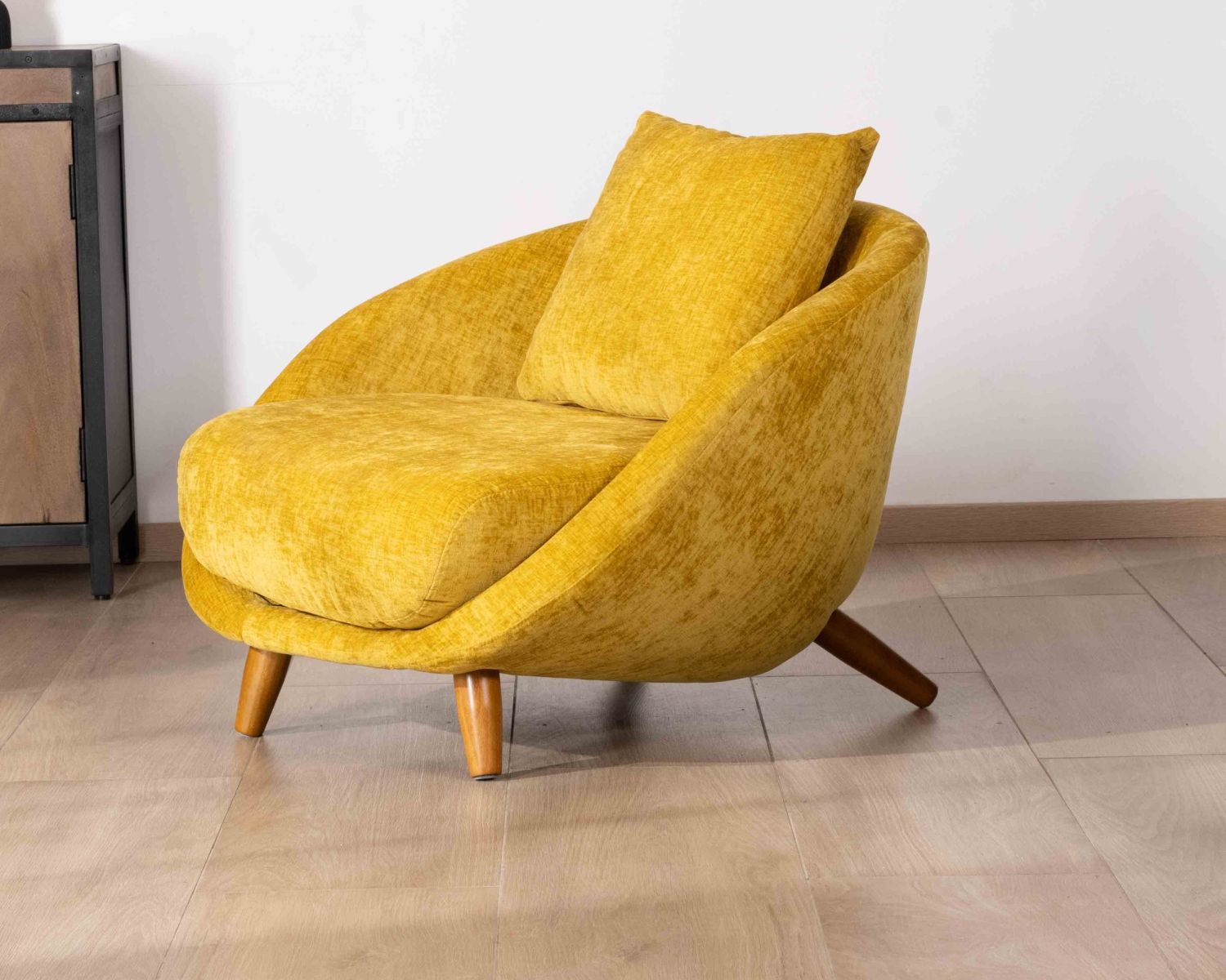 Fauteuil esprit chauffeuse forme arrondie ultra confort en tissu jaune "Bryan"