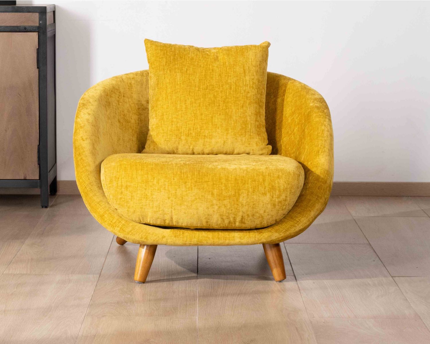 Fauteuil esprit chauffeuse forme arrondie ultra confort en tissu jaune "Bryan"
