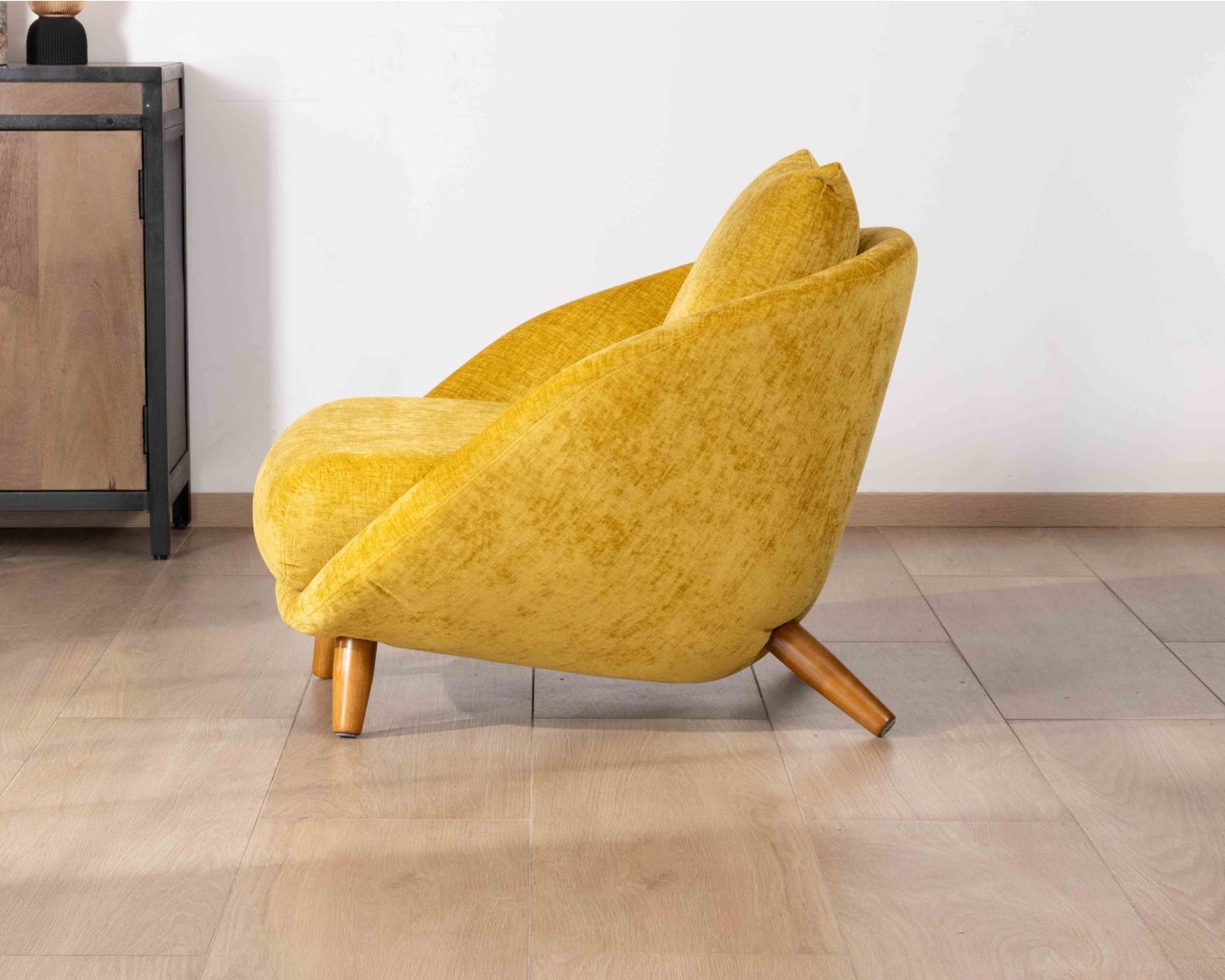 Fauteuil esprit chauffeuse forme arrondie ultra confort en tissu jaune "Bryan"