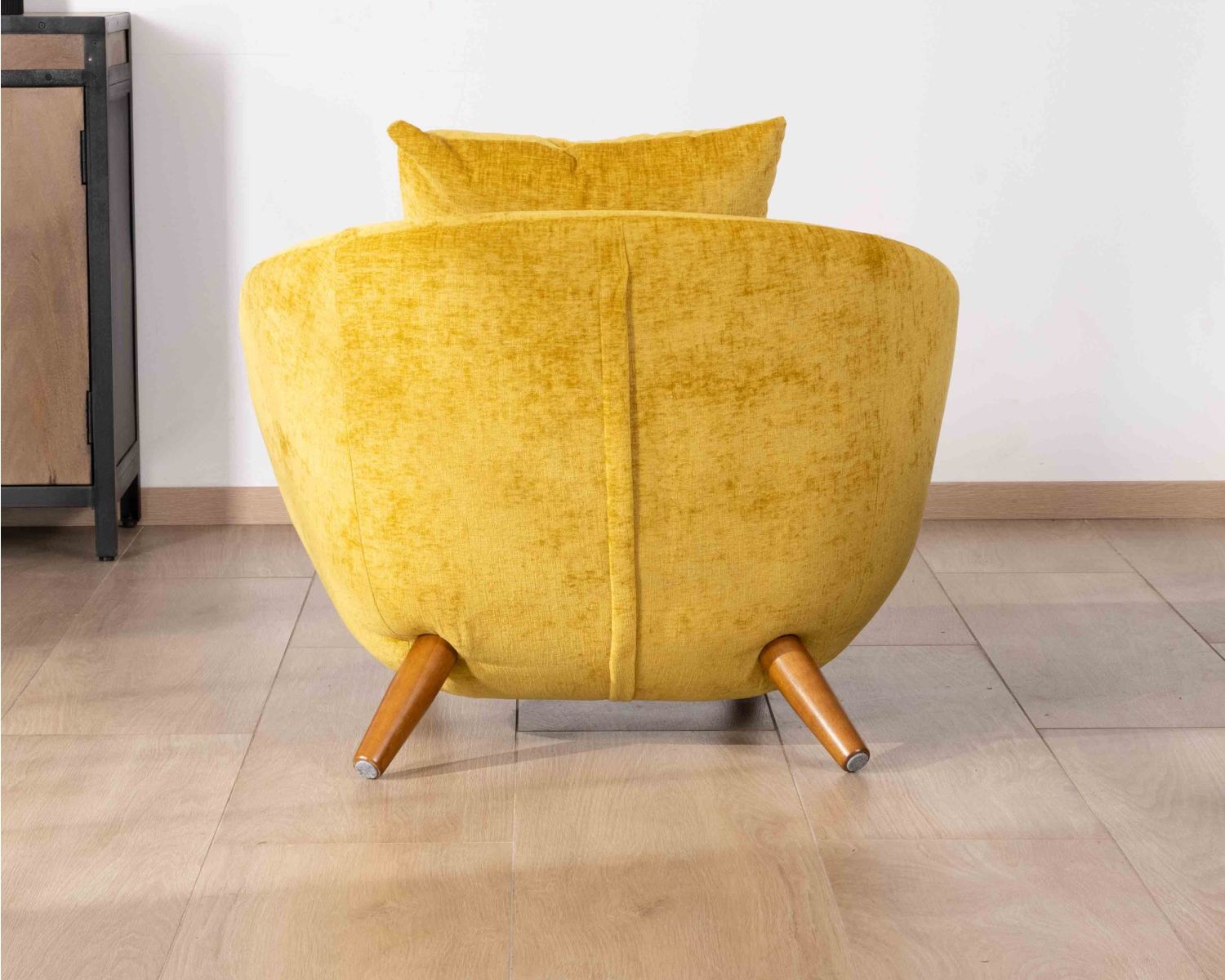Fauteuil esprit chauffeuse forme arrondie ultra confort en tissu jaune "Bryan"