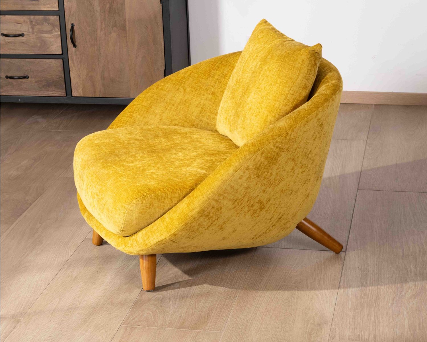 Fauteuil esprit chauffeuse forme arrondie ultra confort en tissu jaune "Bryan"