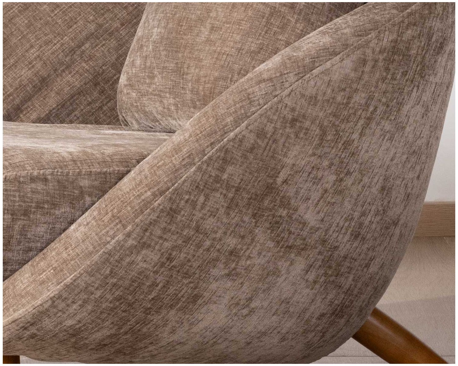 Fauteuil bas esprit chauffeuse en tissu couleur taupe "Bryan"