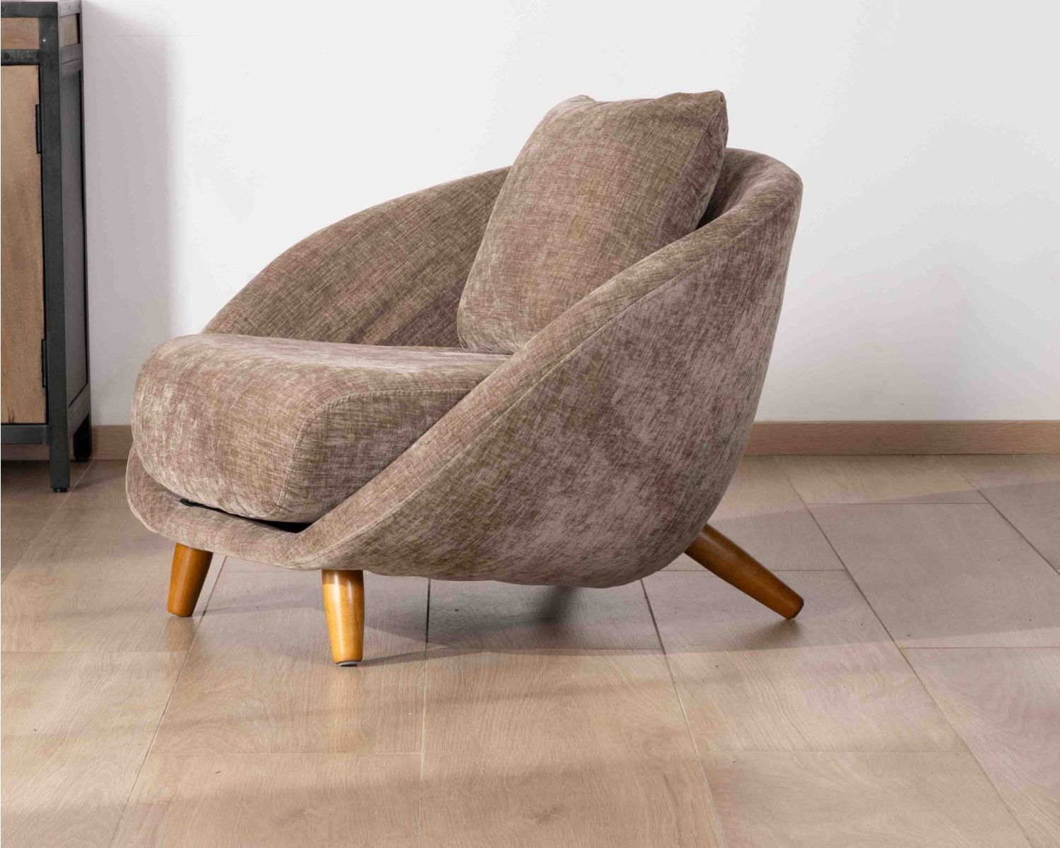 Fauteuil bas esprit chauffeuse en tissu couleur taupe "Bryan"