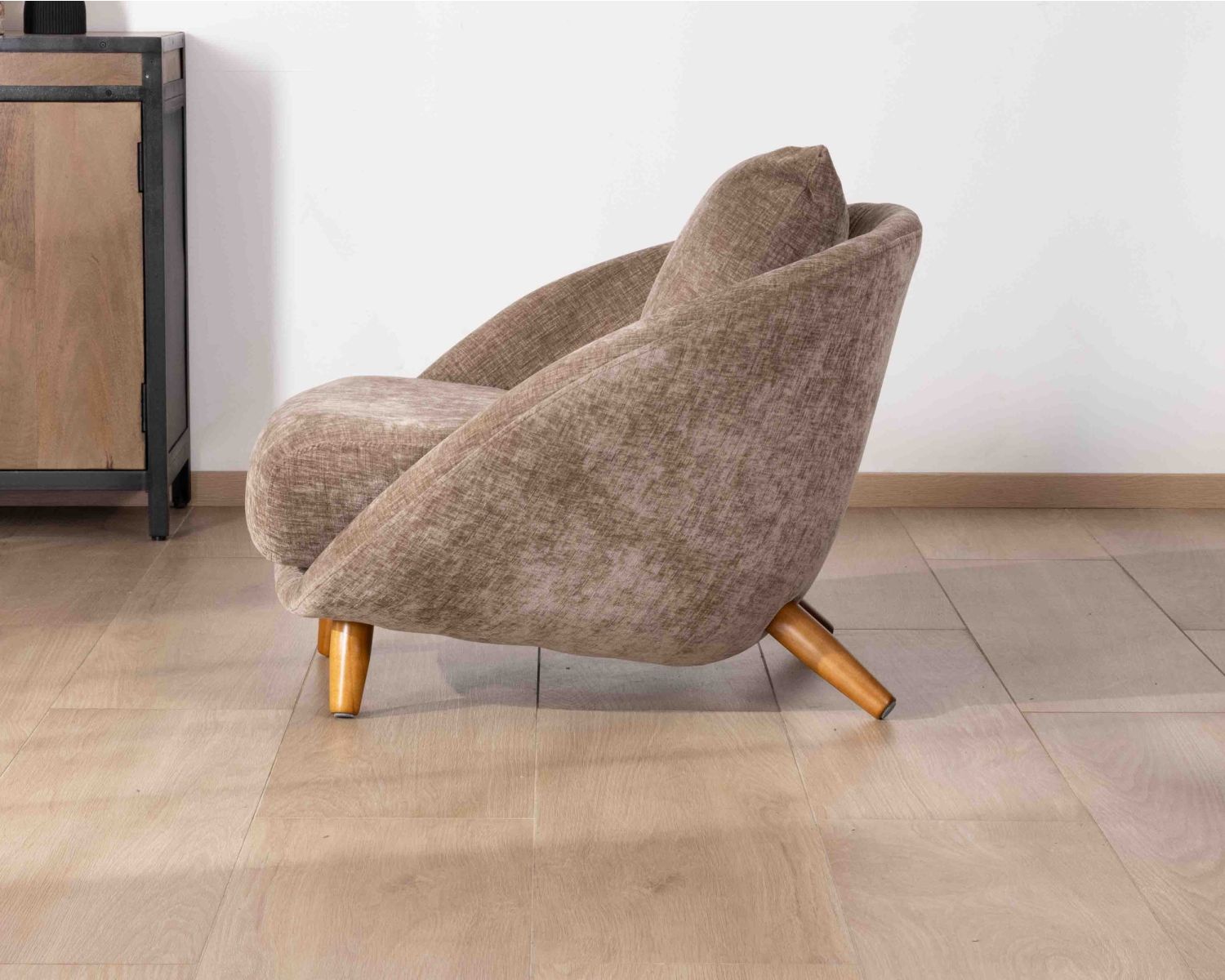 Fauteuil bas esprit chauffeuse en tissu couleur taupe "Bryan"