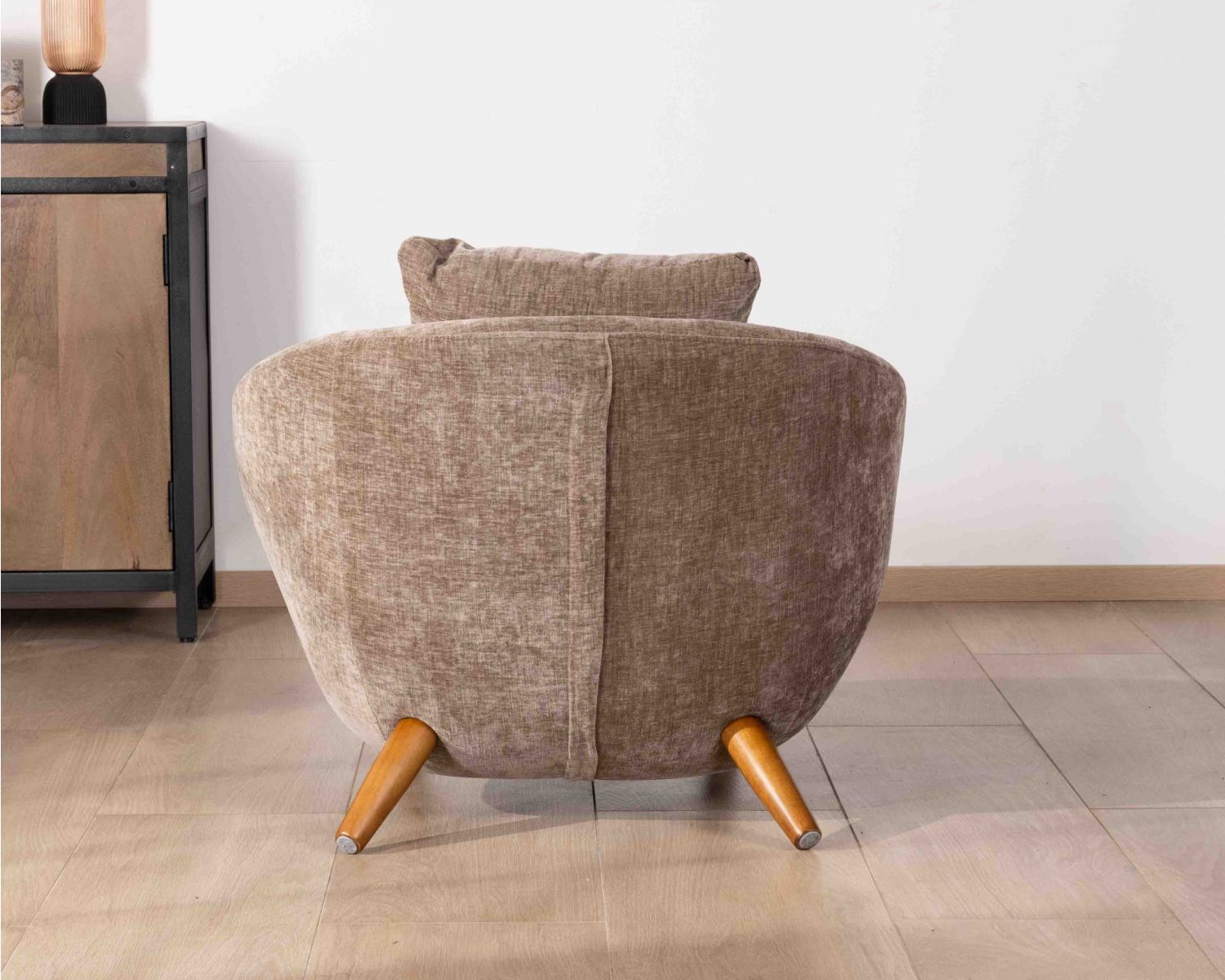 Fauteuil bas esprit chauffeuse en tissu couleur taupe "Bryan"