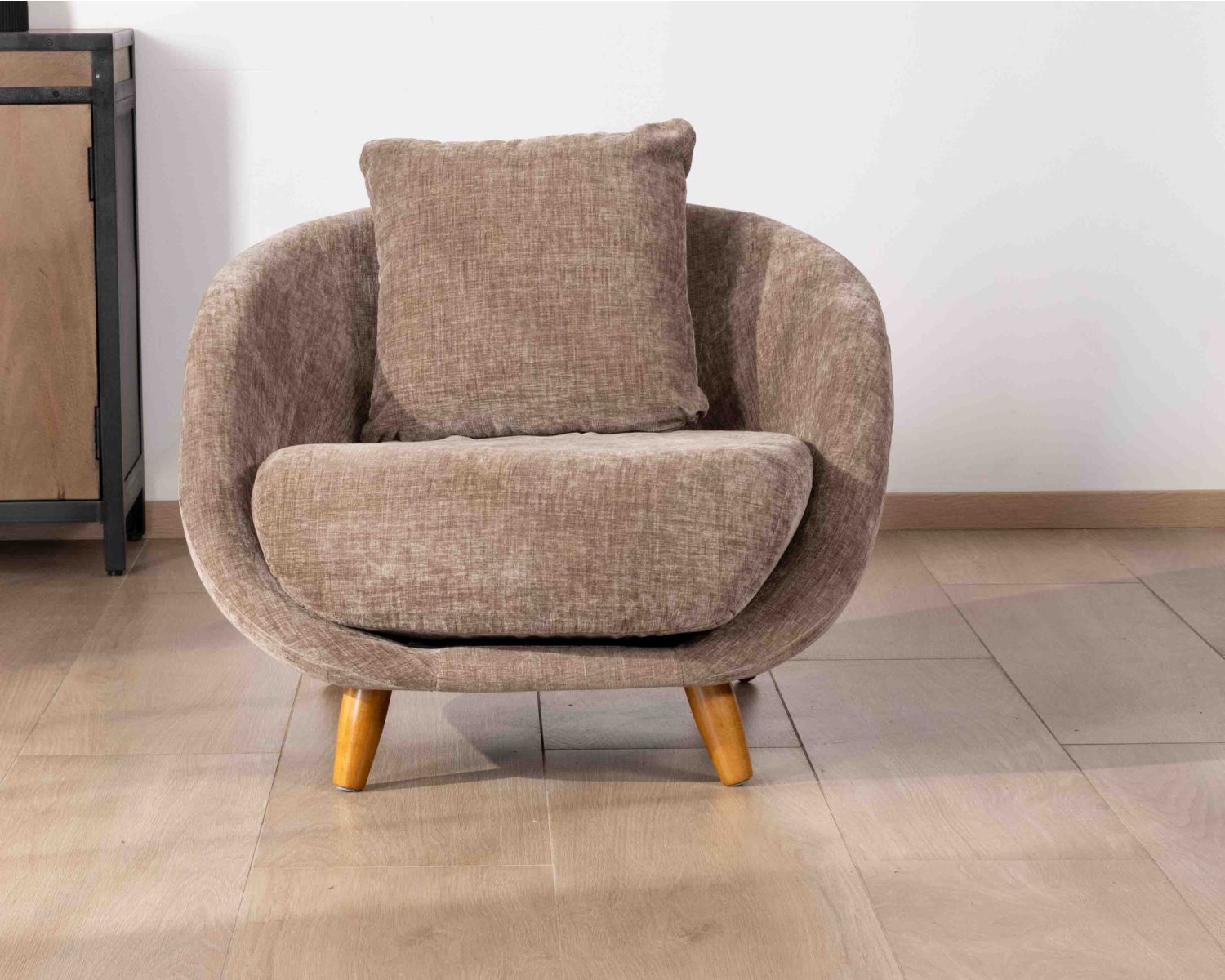 Fauteuil bas esprit chauffeuse en tissu couleur taupe "Bryan"