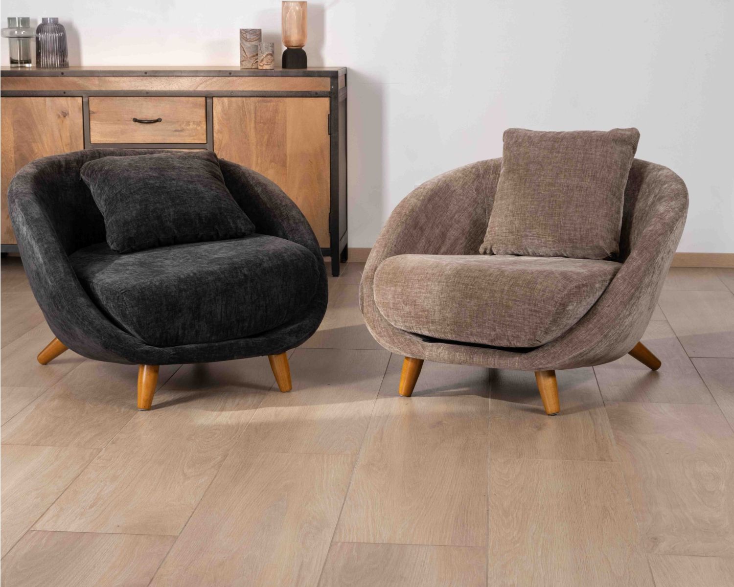 Fauteuil bas esprit chauffeuse en tissu couleur taupe "Bryan"