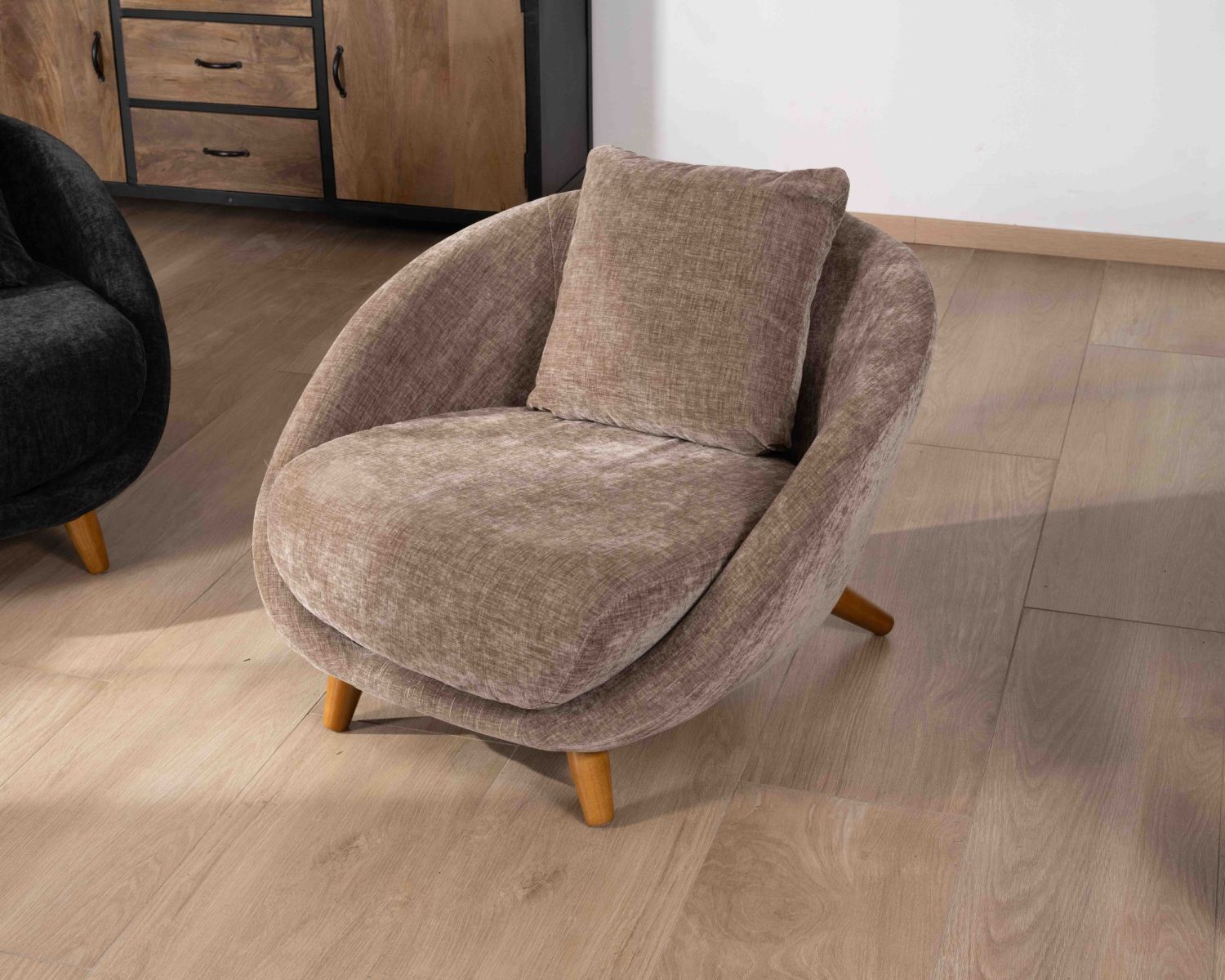 Fauteuil bas esprit chauffeuse en tissu couleur taupe "Bryan"