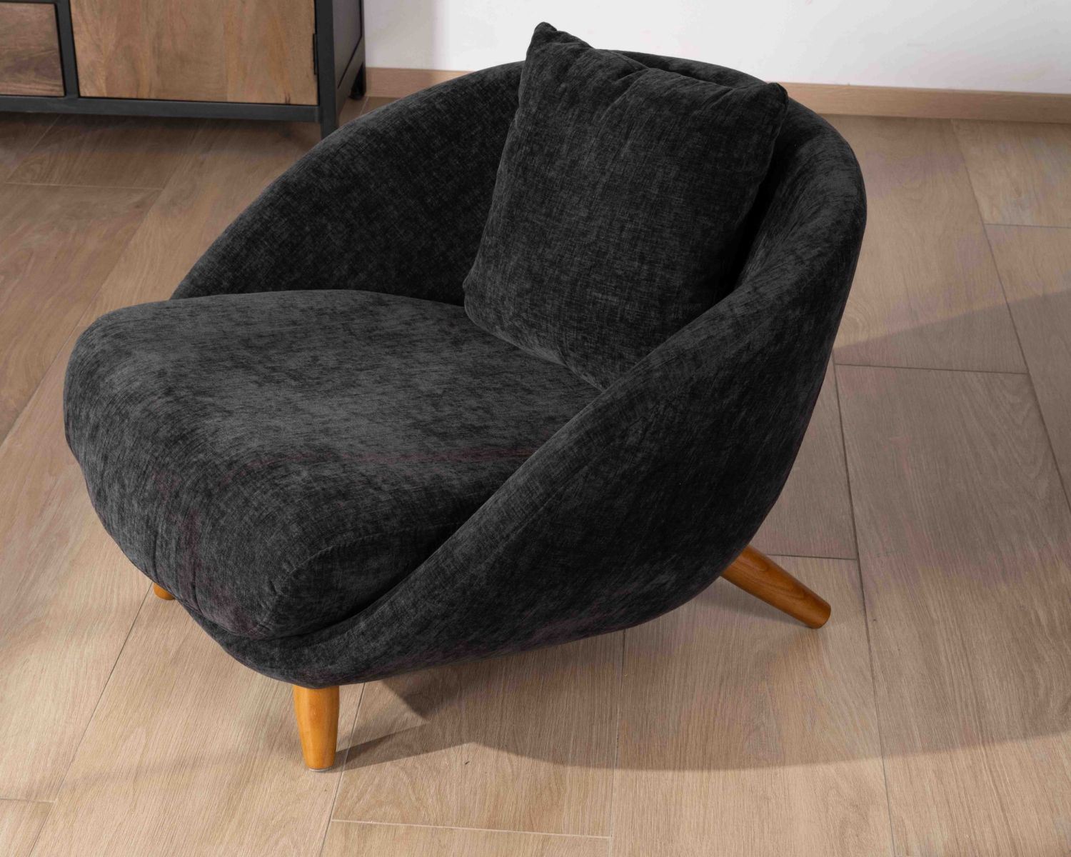 Fauteuil bas ultra-confort design rétro "Bryan" tissu couleur anthracite