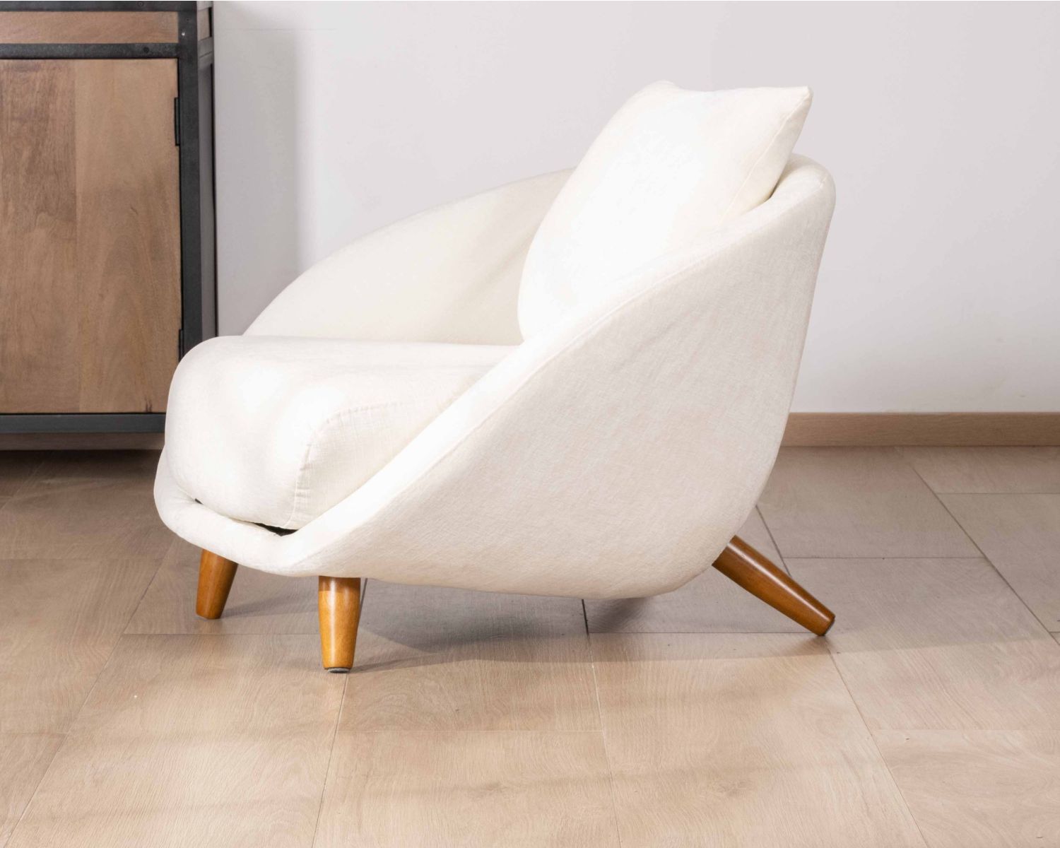 Fauteuil bas ultra-confort design rétro "Bryan" tissu blanc