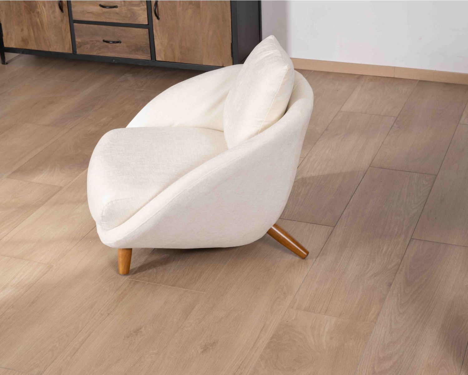 Fauteuil bas ultra-confort design rétro "Bryan" tissu blanc