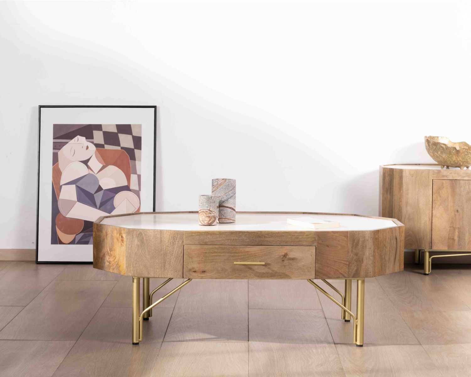 Table basse rétro-chic en manguier et plateau en terrazzo blanc "Bruges"