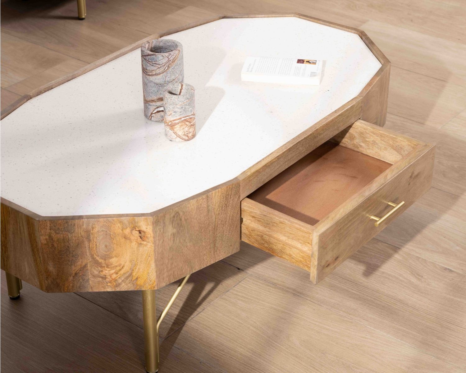 Table basse rétro-chic en manguier et plateau en terrazzo blanc "Bruges"