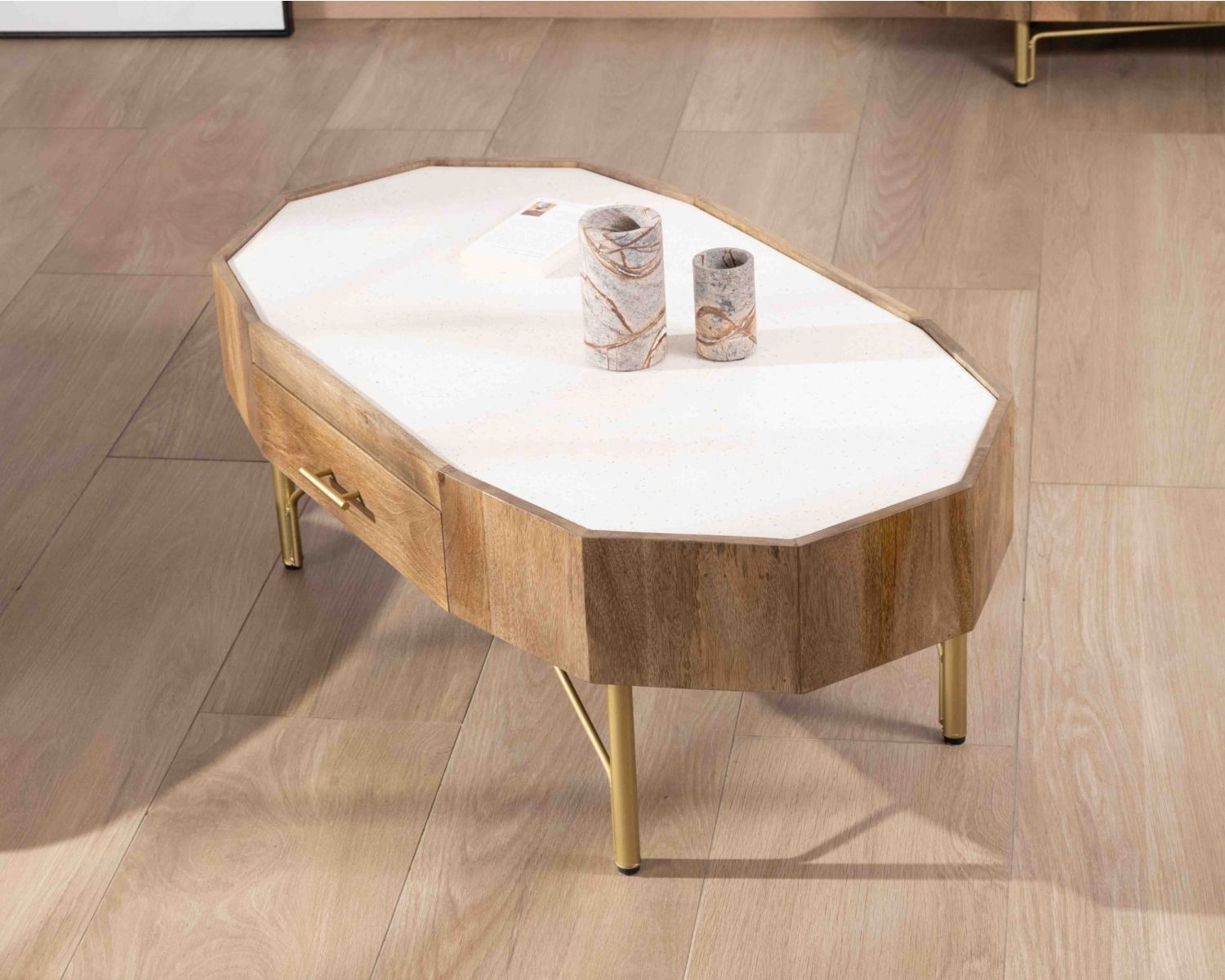 Table basse rétro-chic en manguier et plateau en terrazzo blanc "Bruges"