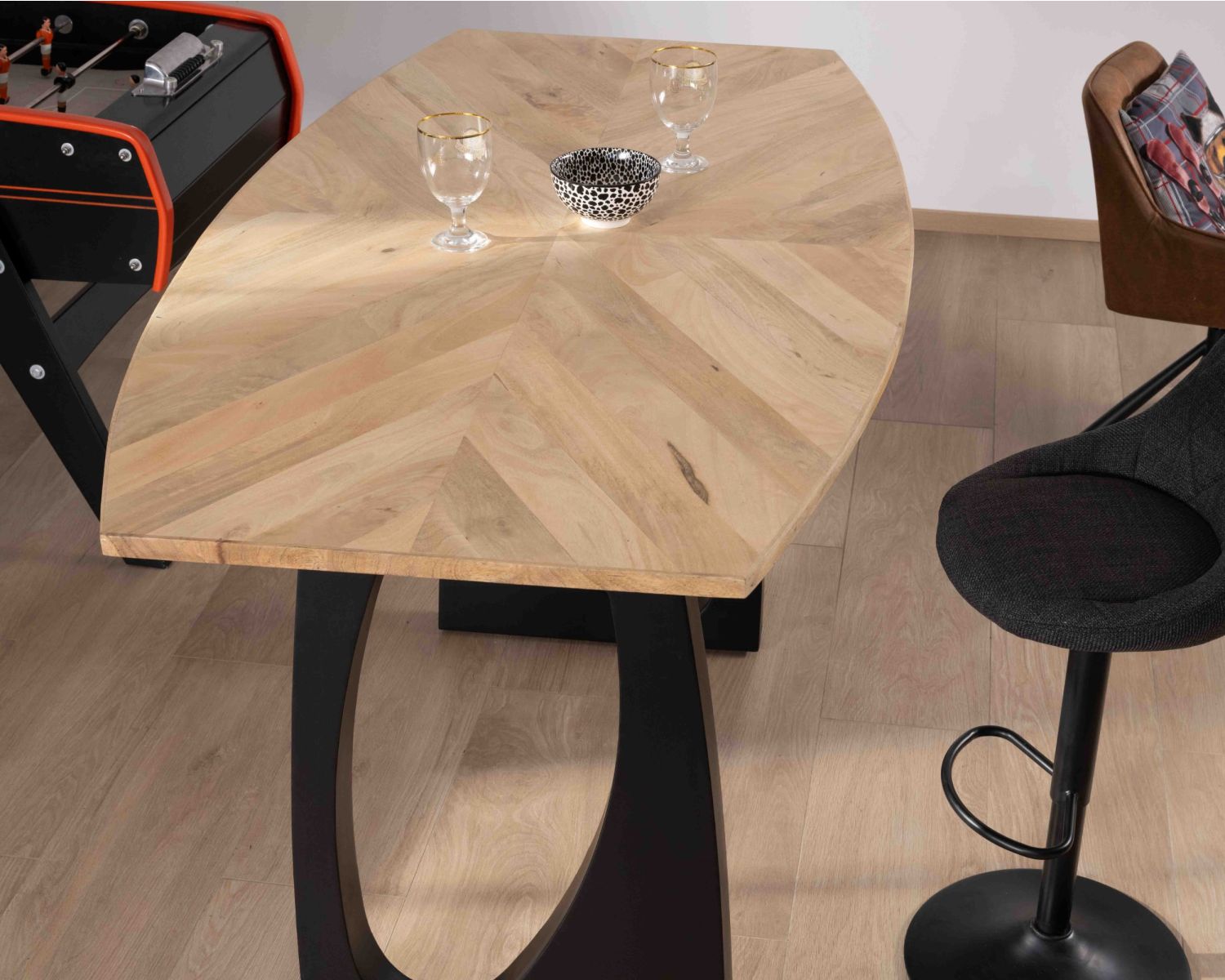 Table haute en acacia 185 cm et pieds métal noir design "Audacio"