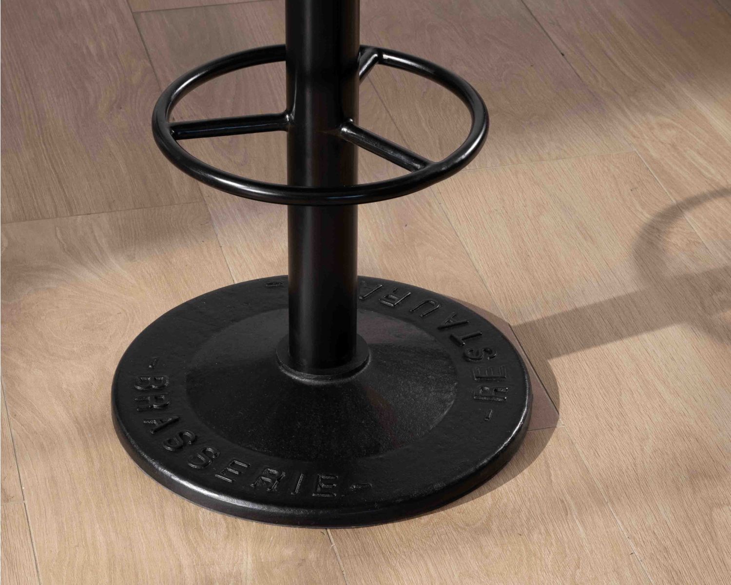 Table haute bistrot plateau carré acacia finition biseautée noire "Palaver Club"