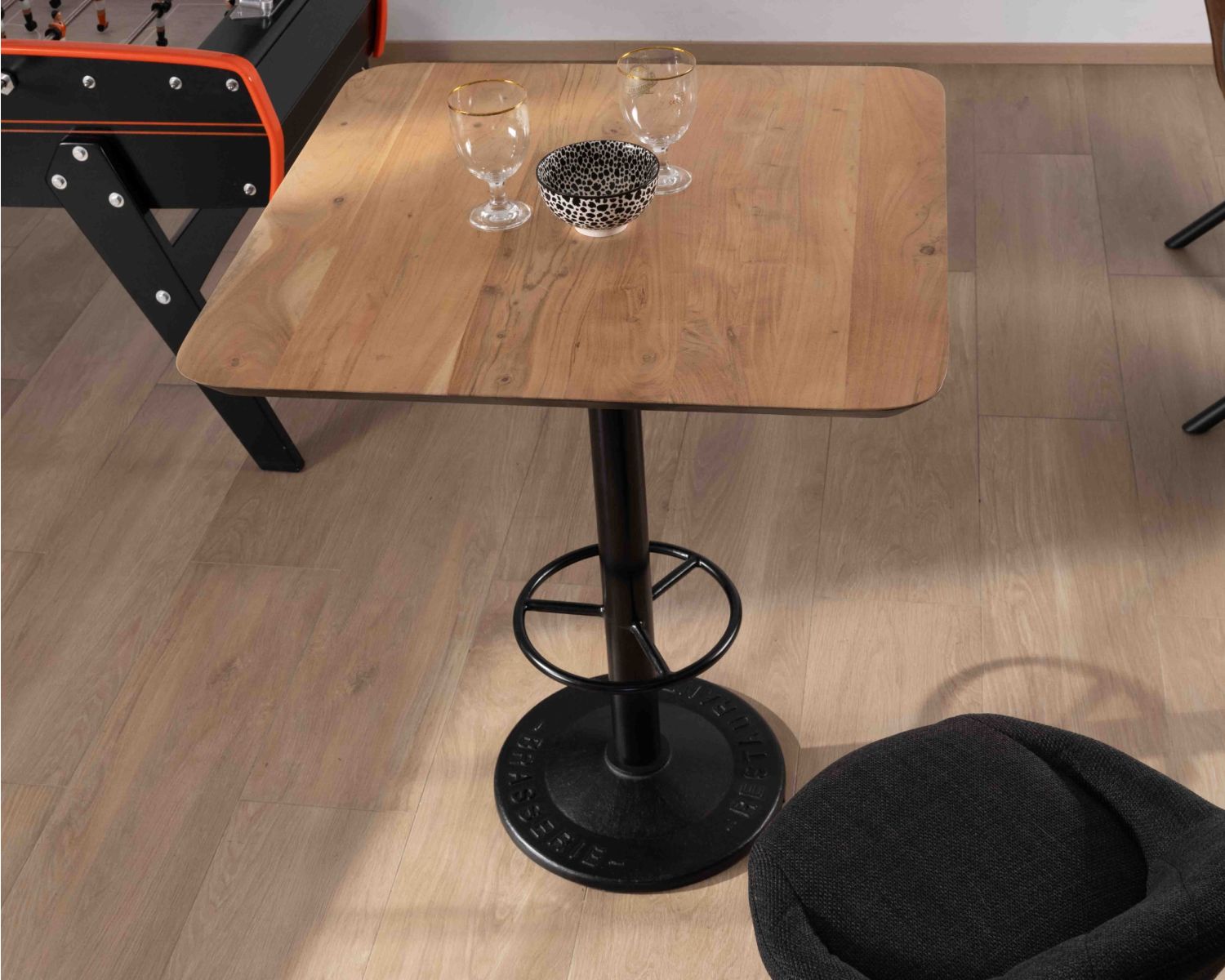 Table haute bistrot plateau carré acacia finition biseautée noire "Palaver Club"