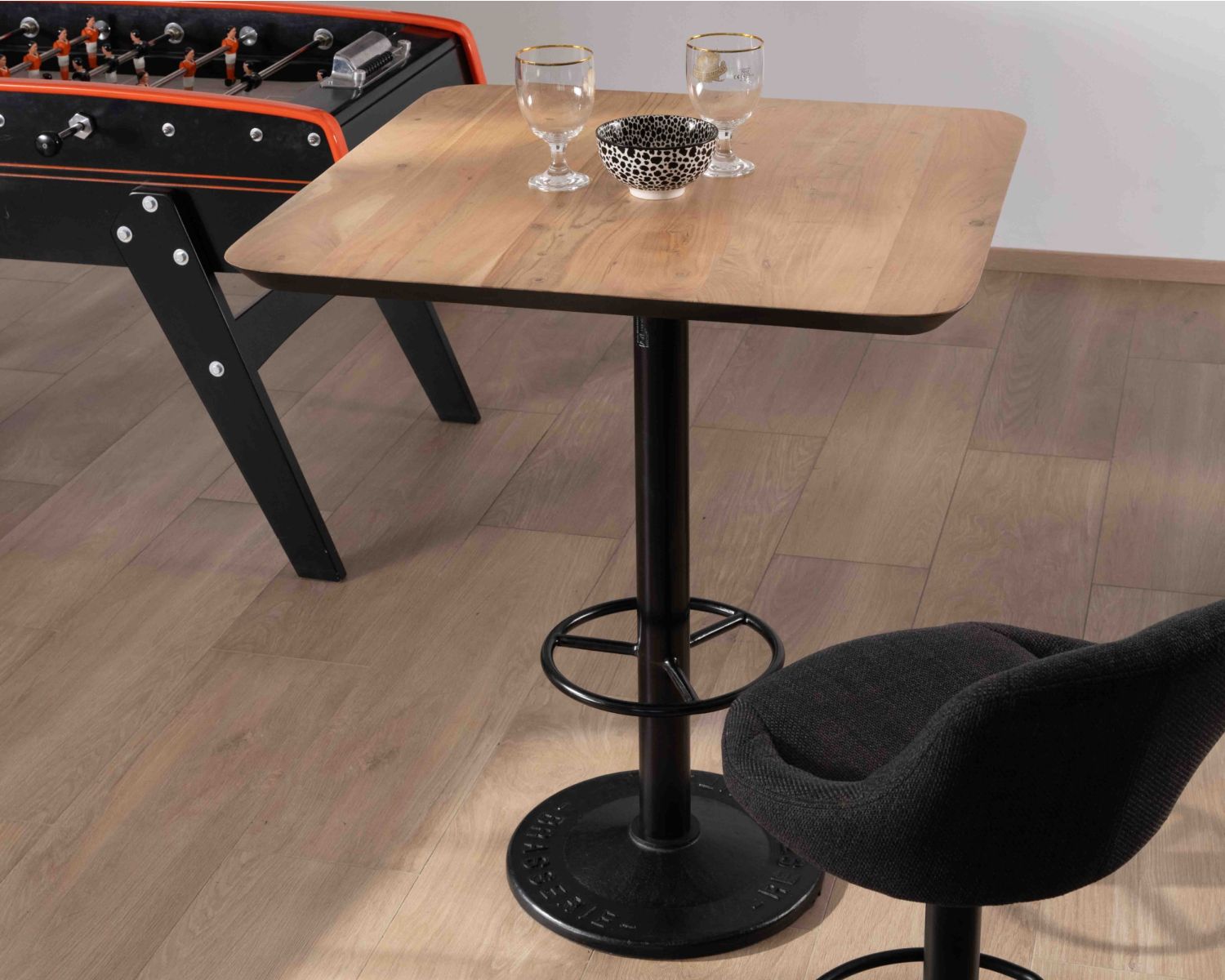 Table haute bistrot plateau carré acacia finition biseautée noire "Palaver Club"