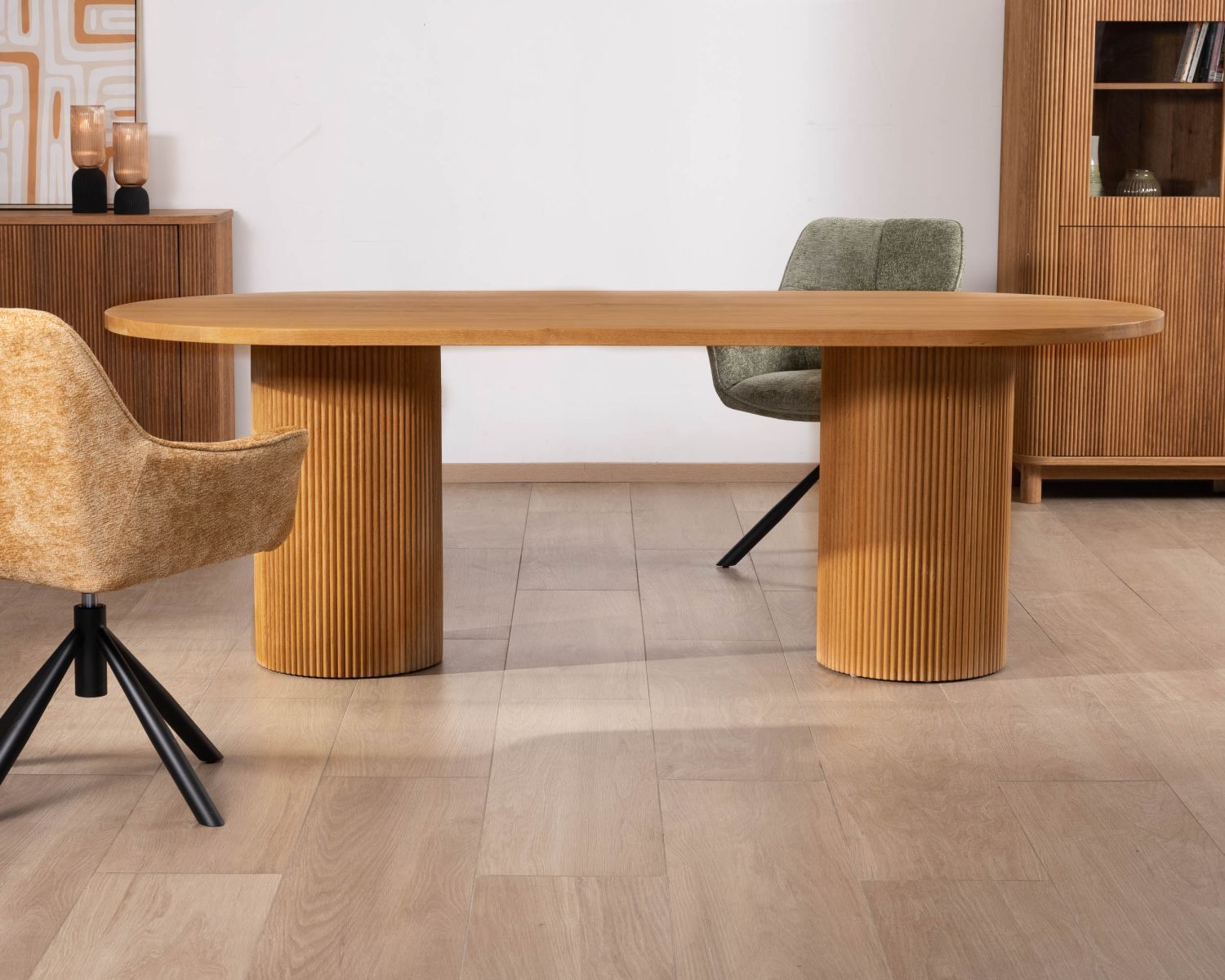 Table de repas ovale 220 cm et pieds ronds cannelés en chêne huilé "Winton" style rétro