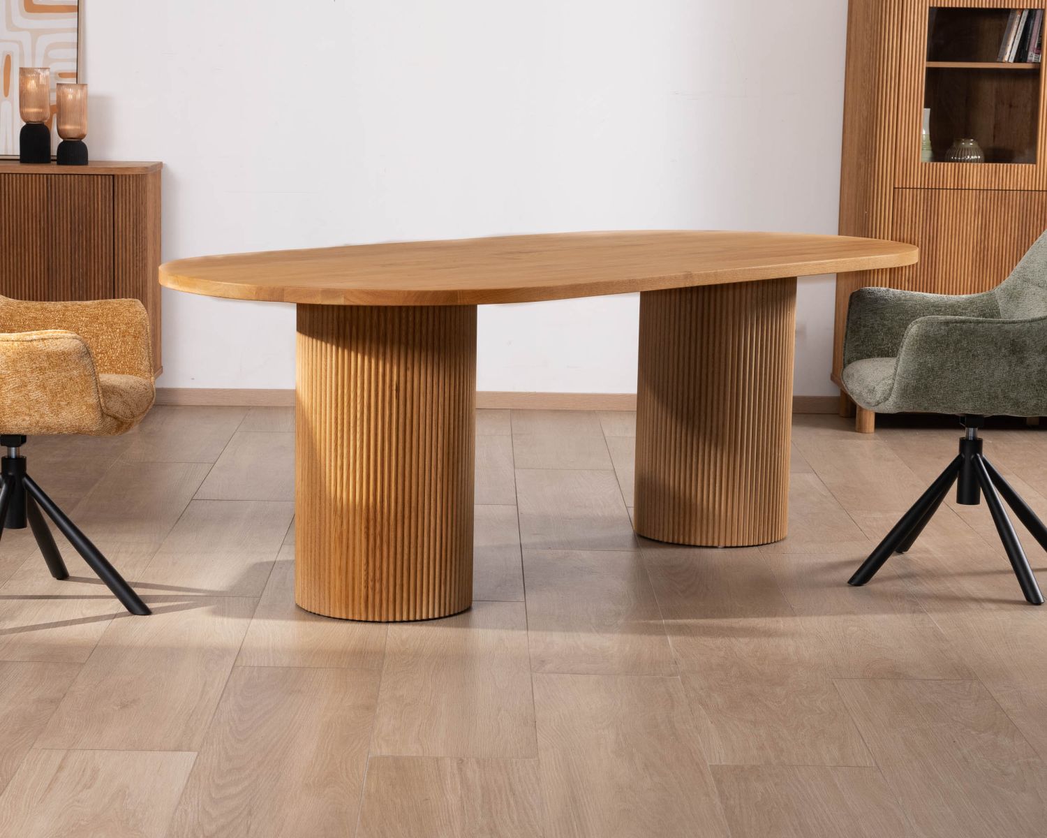 Table de repas ovale 220 cm et pieds ronds cannelés en chêne huilé "Winton" style rétro