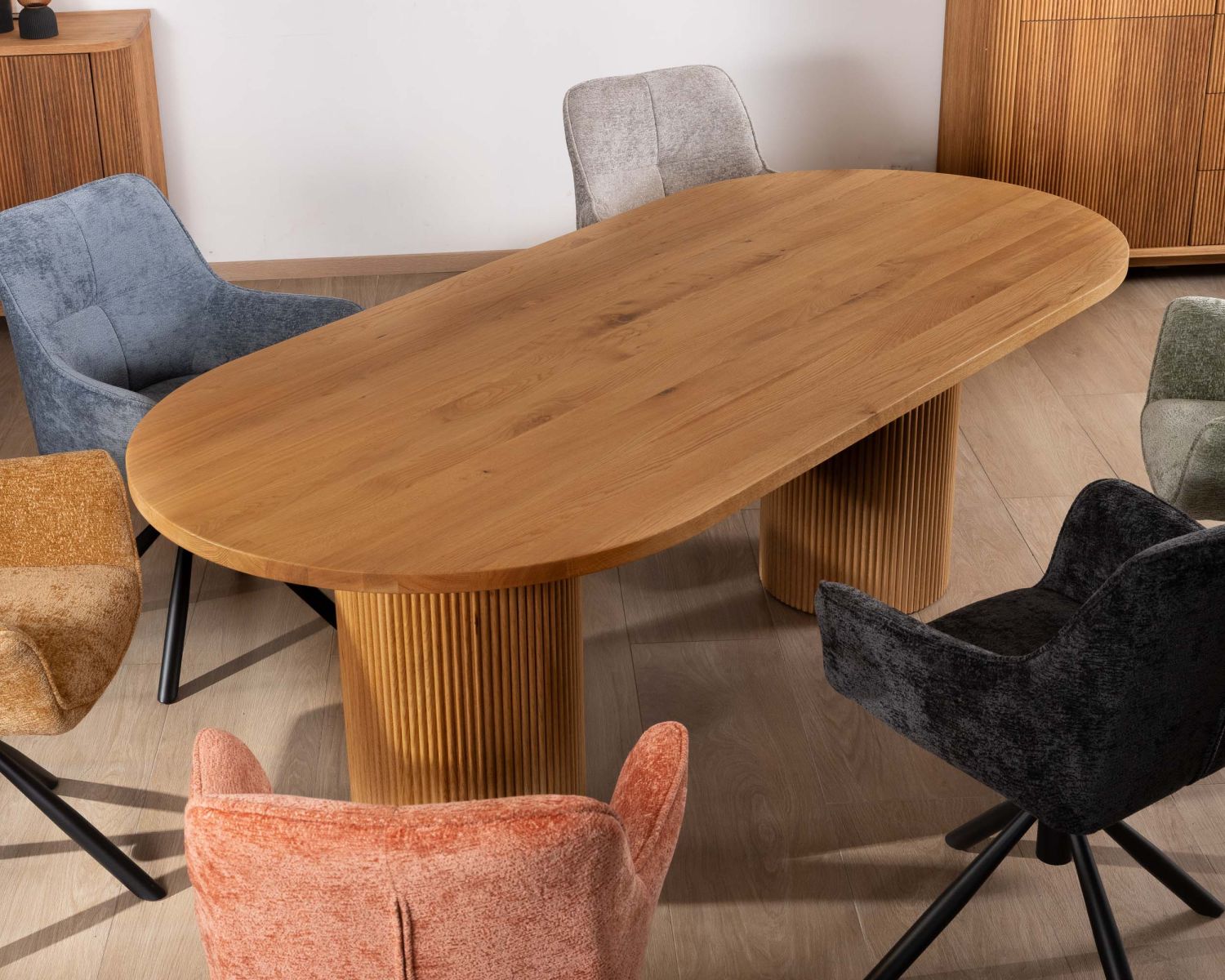 Table de repas ovale 220 cm et pieds ronds cannelés en chêne huilé "Winton" style rétro