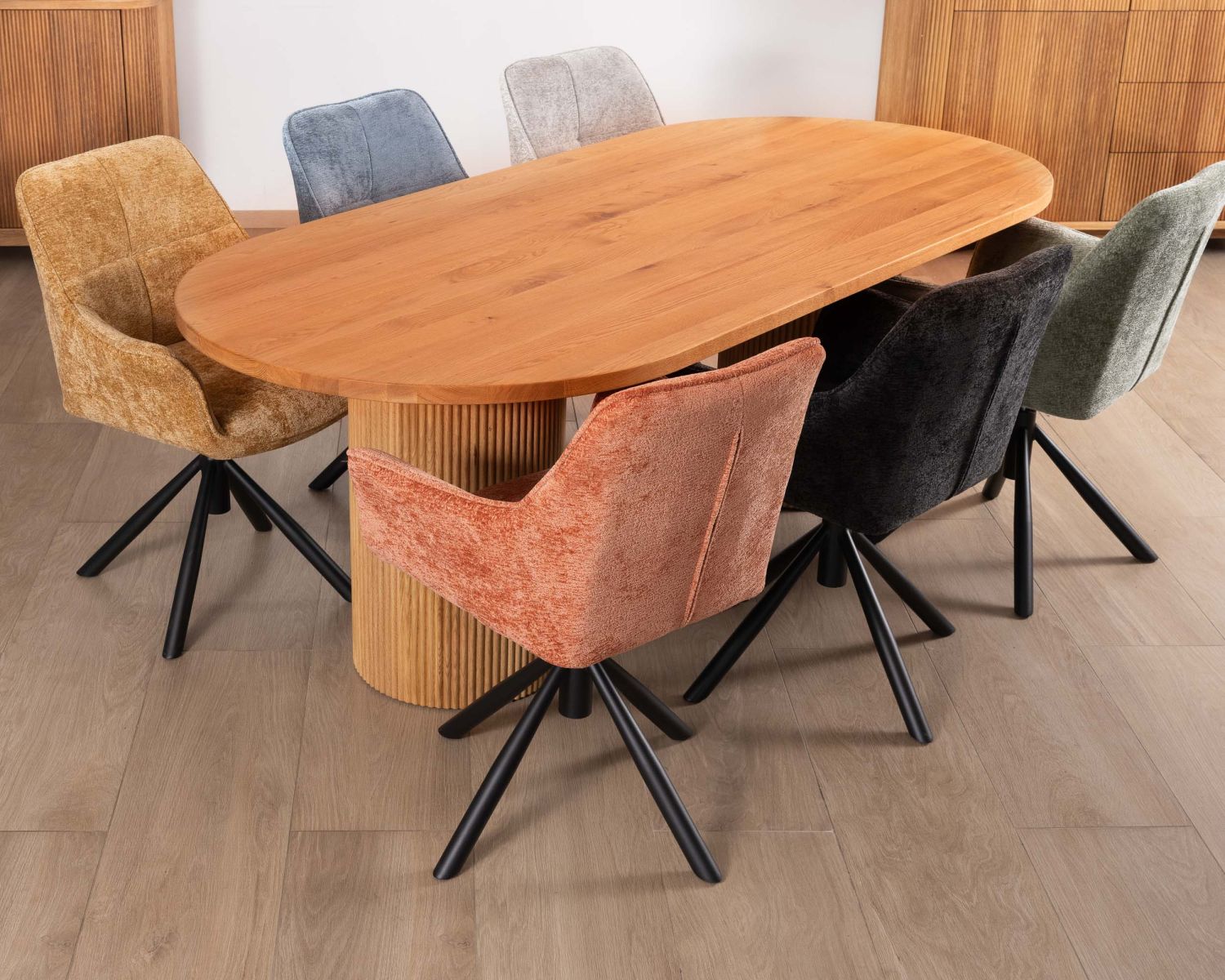 Table de repas ovale 220 cm et pieds ronds cannelés en chêne huilé "Winton" style rétro