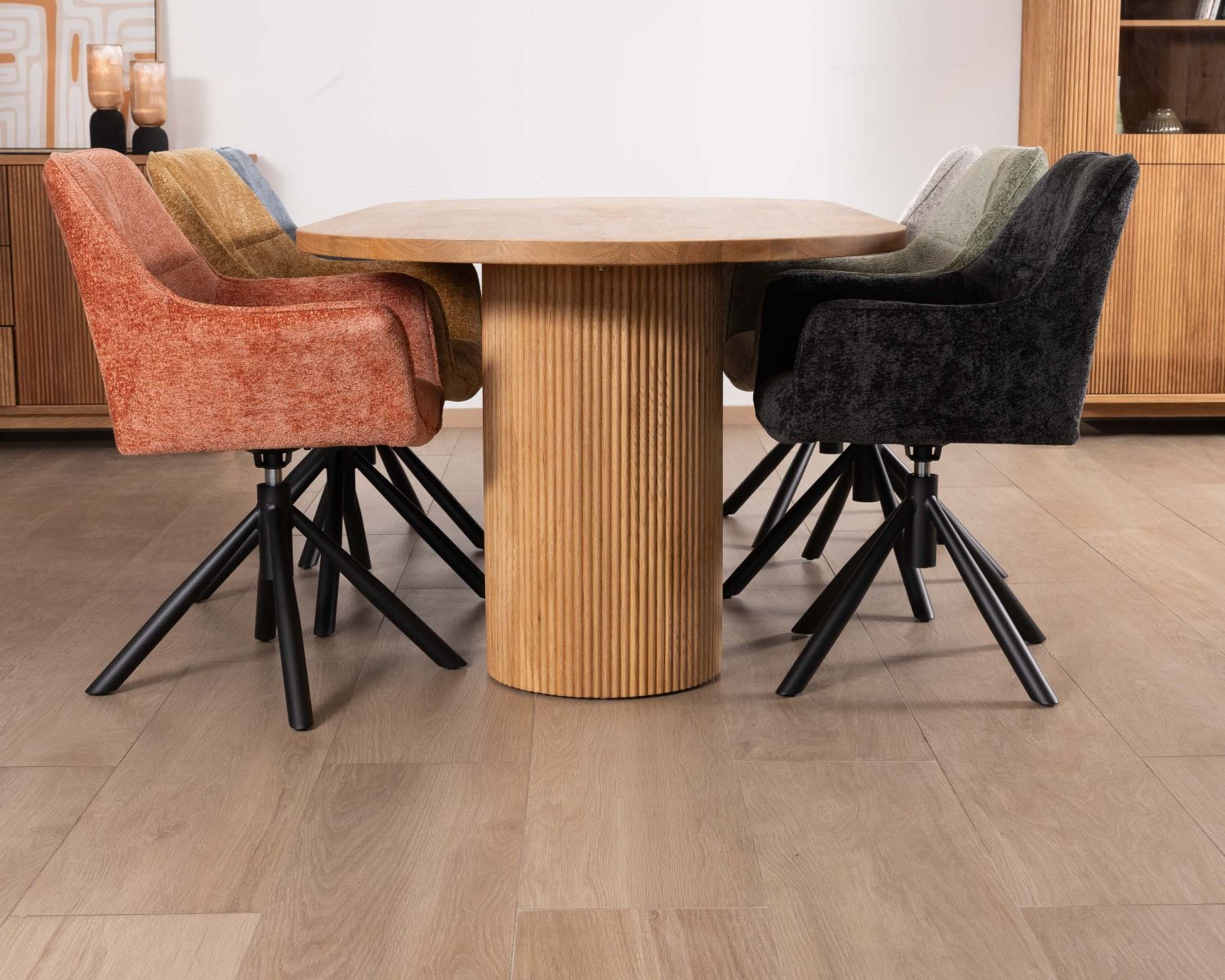 Table de repas ovale 220 cm et pieds ronds cannelés en chêne huilé "Winton" style rétro